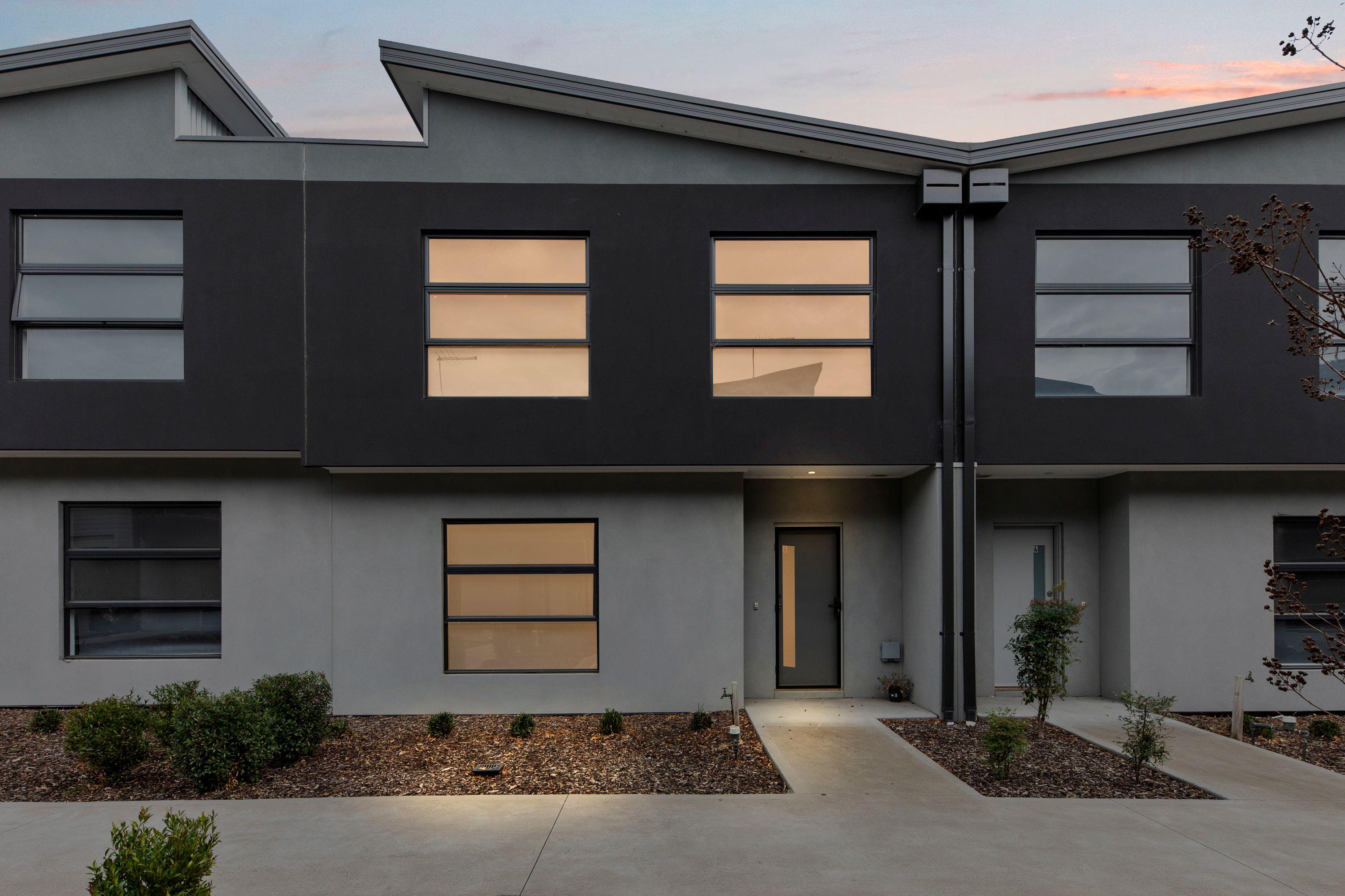 Prop-GPT: House: VIC Pakenham, VIC 3810 Home For Sale