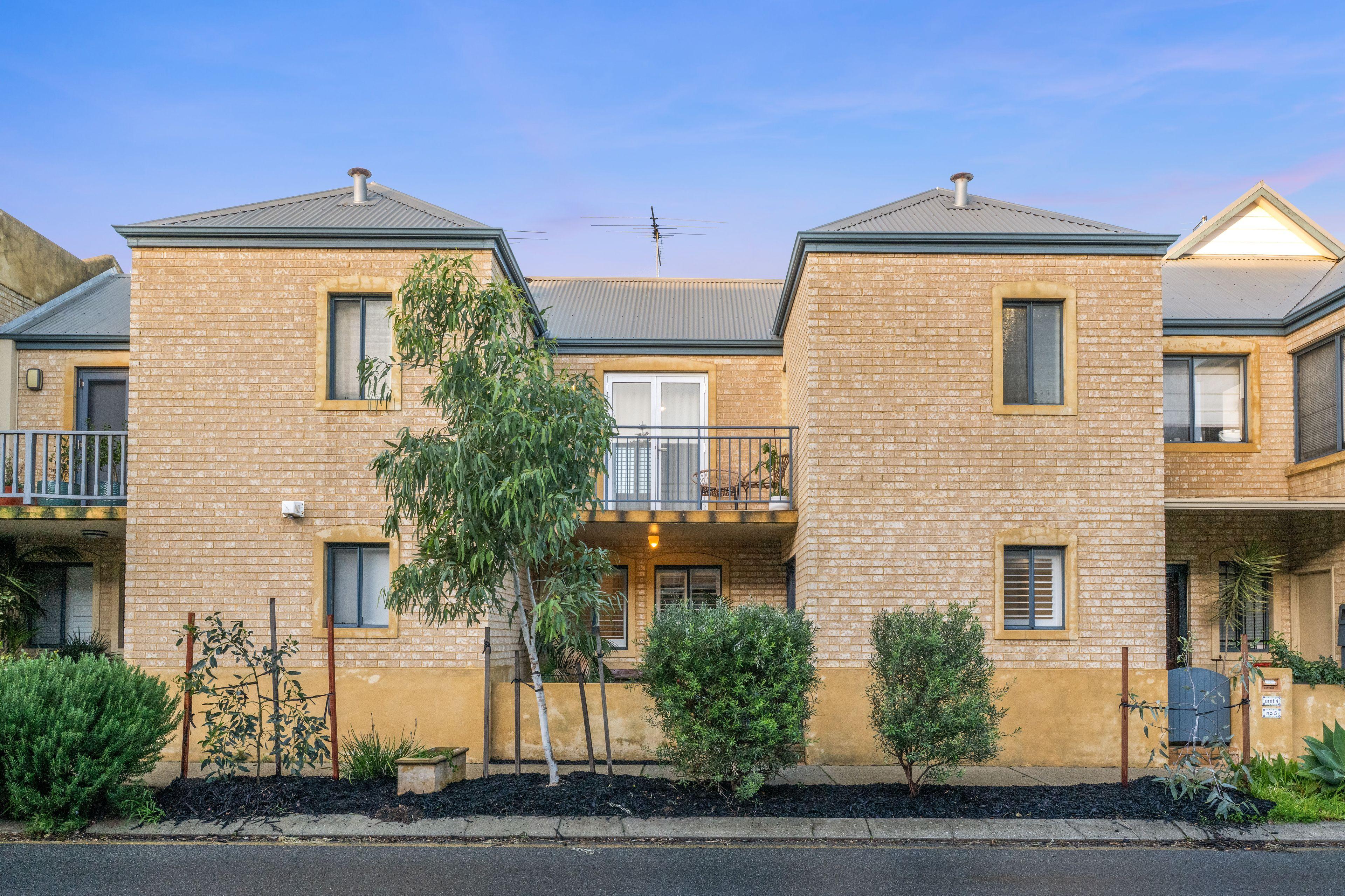 Prop-GPT: House: WA North Fremantle, WA 6159 Home For Sale