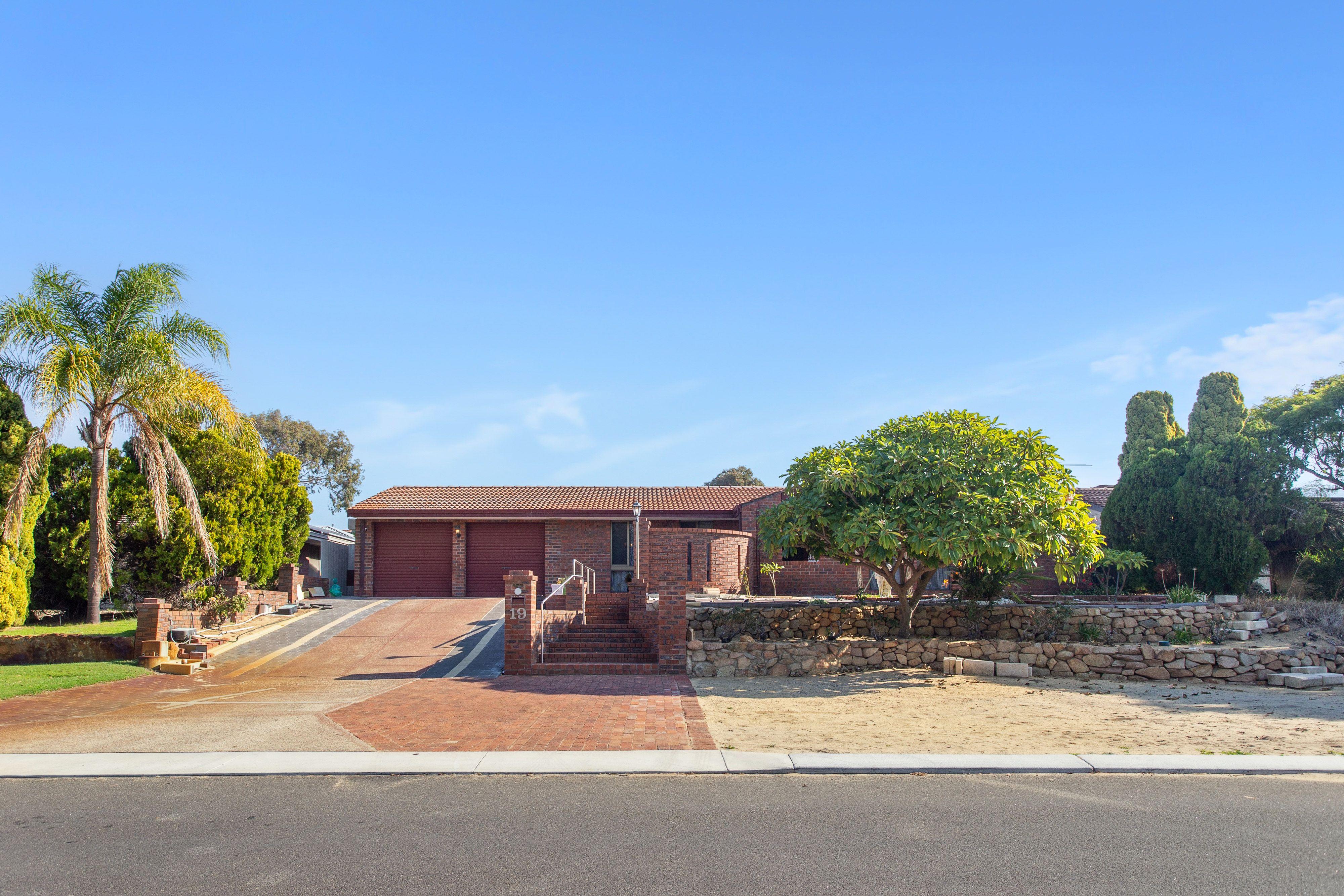 Prop-GPT: House: WA Duncraig, WA 6023 Home For Sale