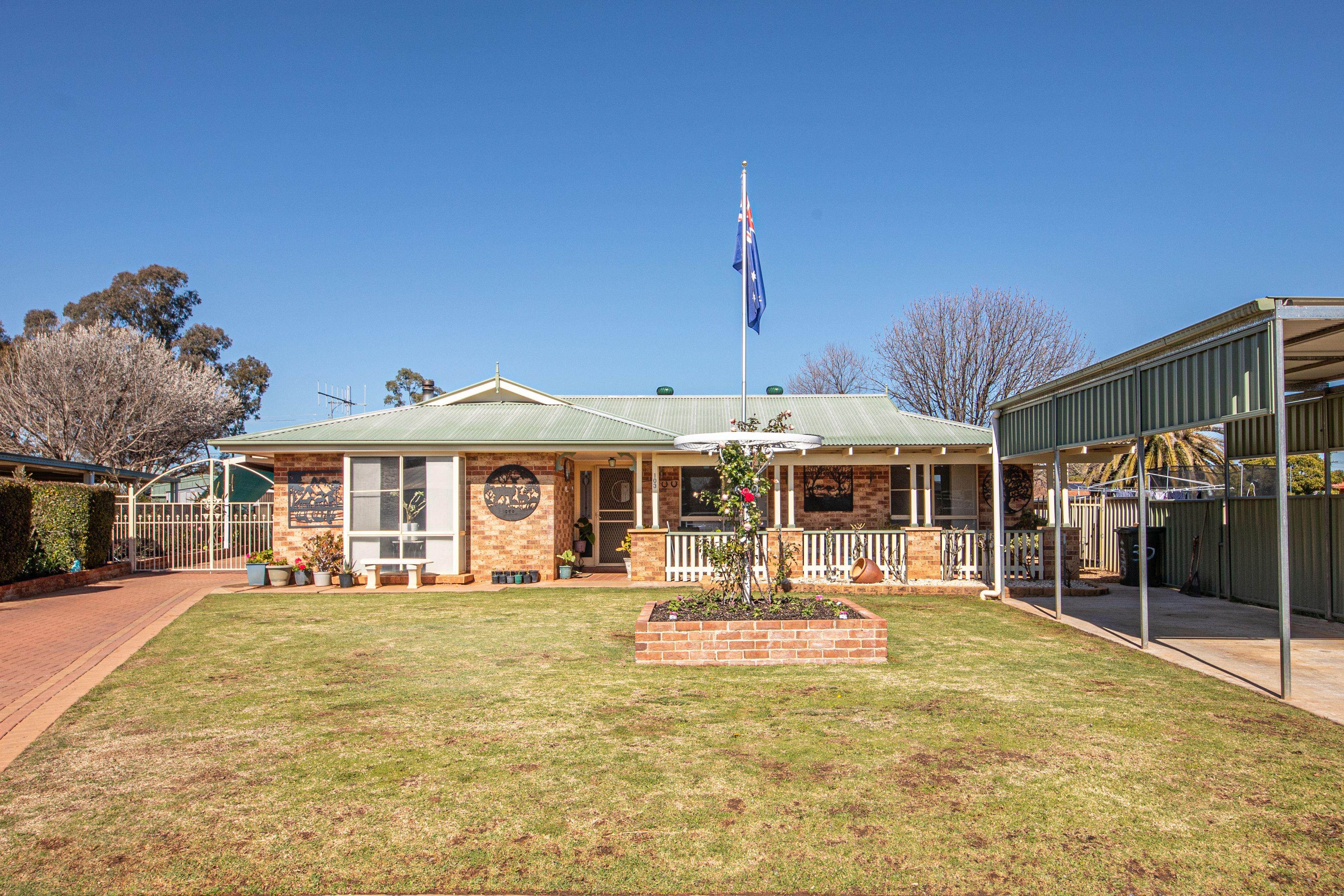 Prop-GPT: House: NSW Narromine, NSW 2821 Home For Sale