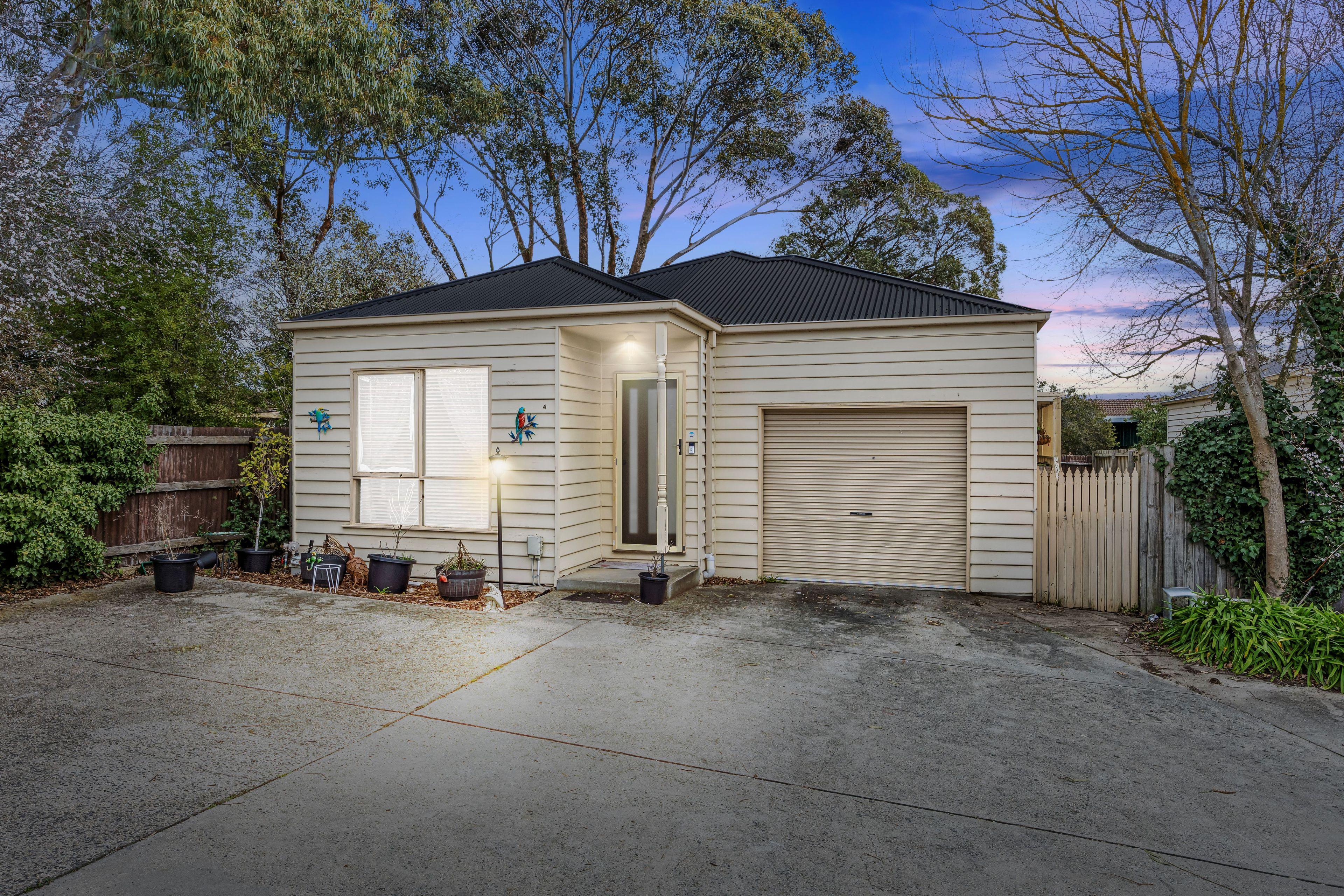 Prop-GPT: Townhouse: VIC Ballarat East, VIC 3350 Home For Sale