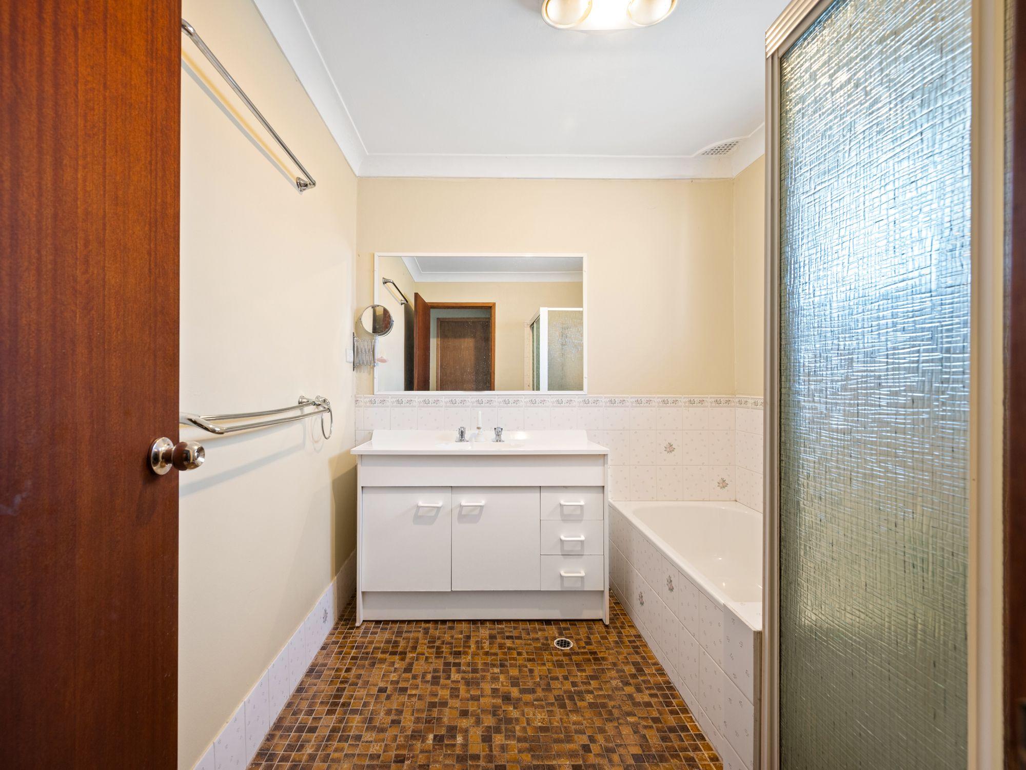 Townhouse for Sale: Leumeah, NSW 2560, NSW, 2560