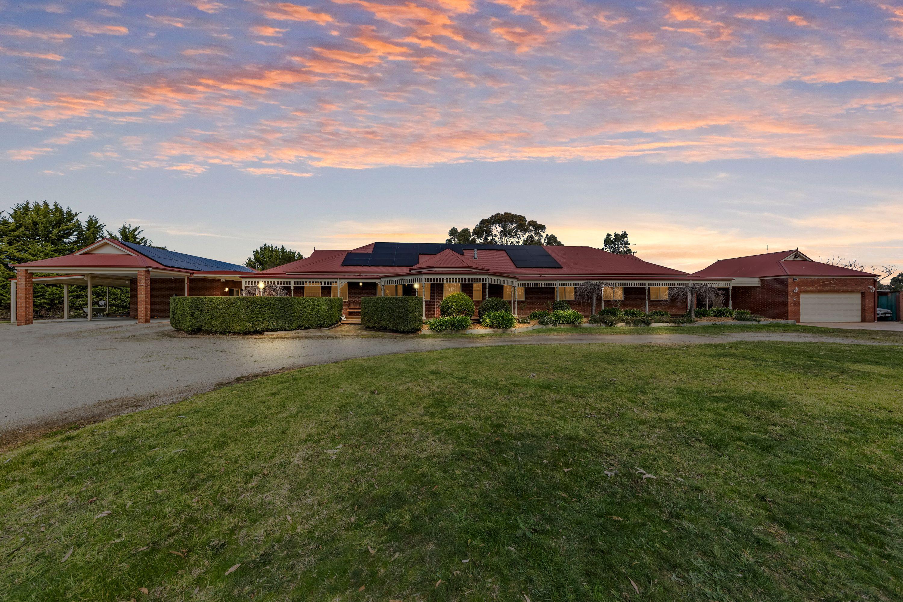 Prop-GPT: House: VIC Pakenham, VIC 3810 Home For Sale