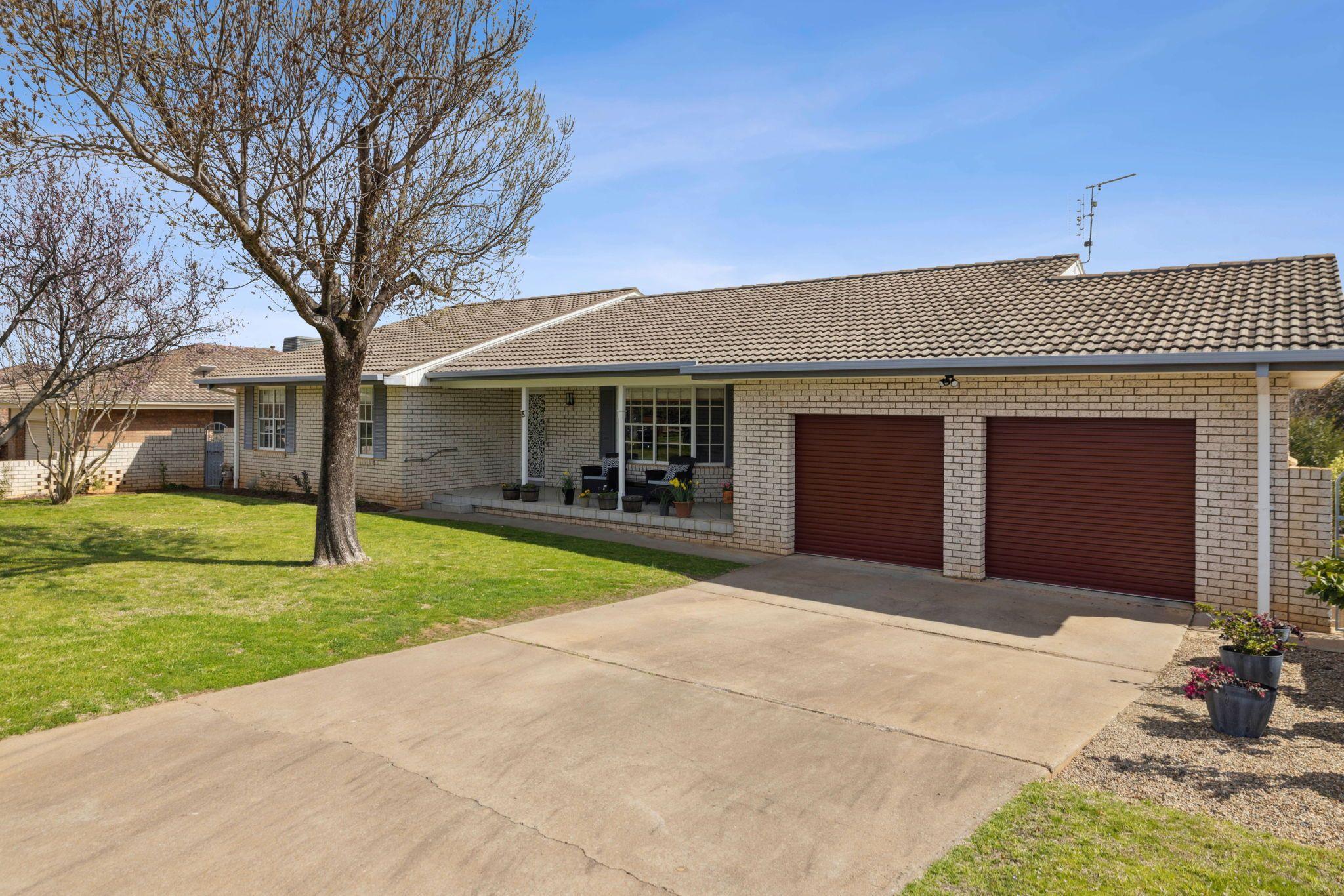 House for Sale: Young, NSW 2594, NSW, 2594
