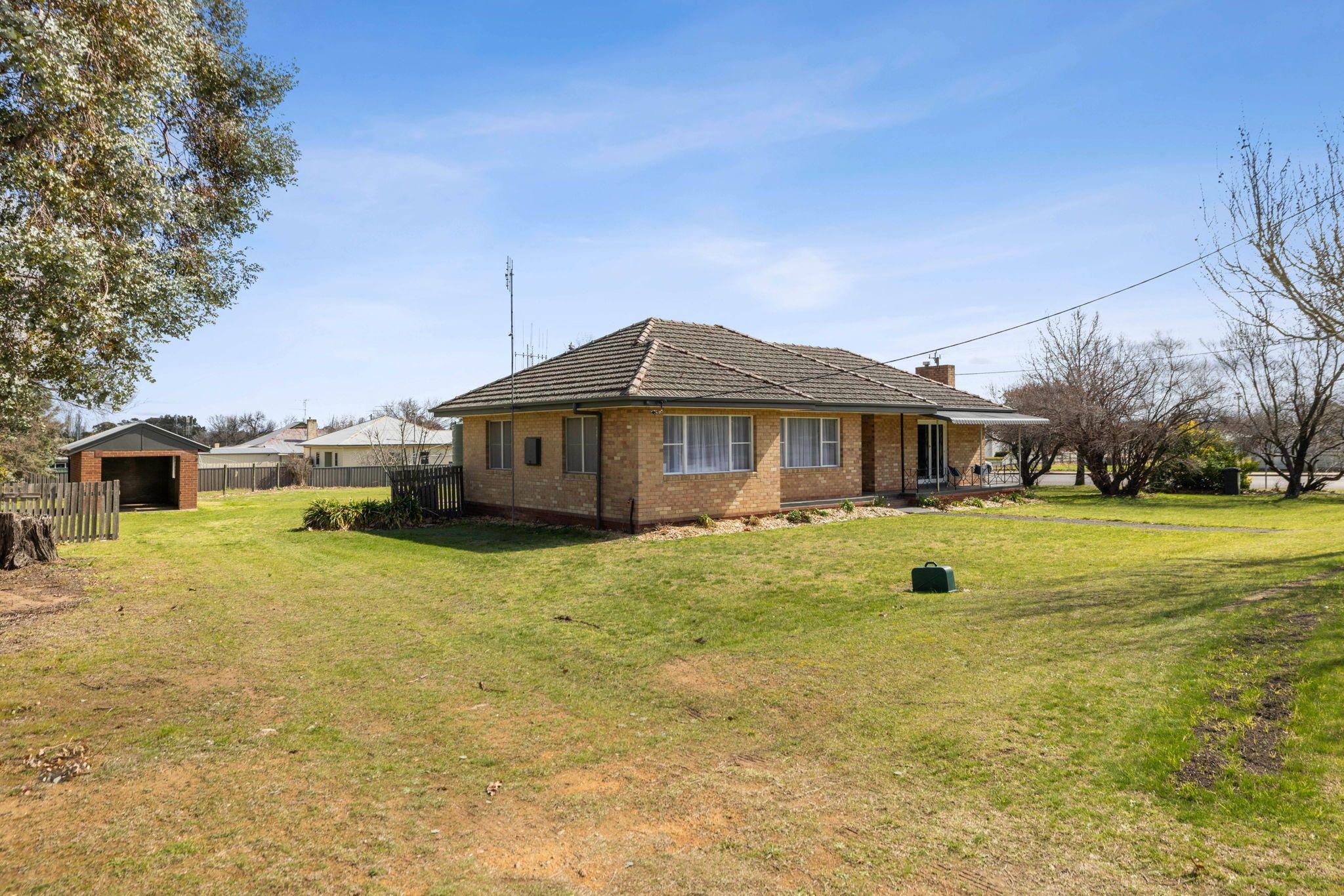Prop-GPT: House: NSW Boorowa, NSW 2586 Home For Sale