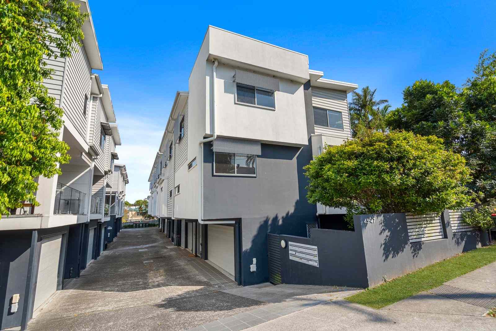 Prop-GPT: Townhouse: QLD Annerley, QLD 4103 Spacious Tri Level Townhouse with Double Garage
