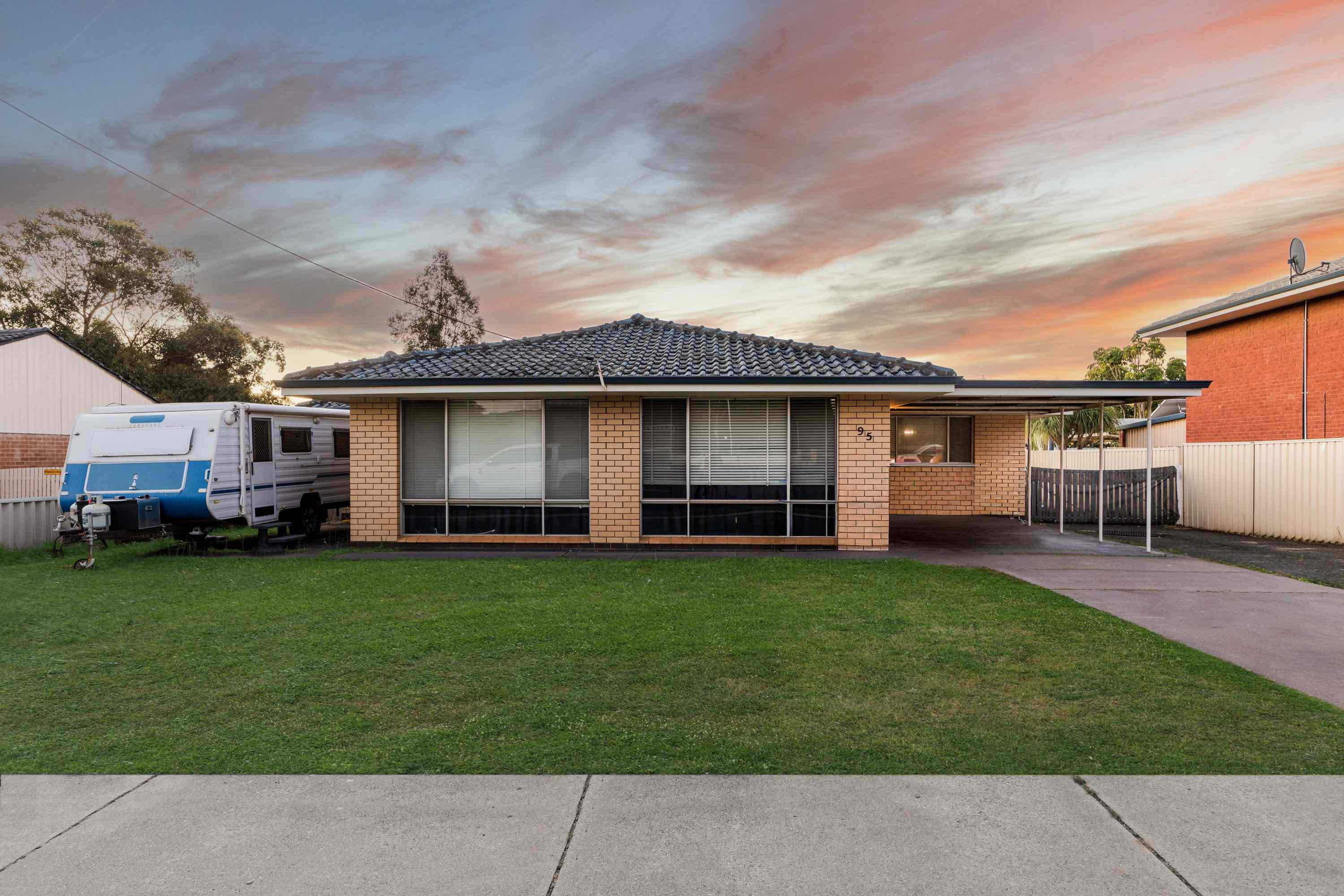 Prop-GPT: House: WA Armadale, WA 6112 R25 zoning, good condition & Rented
