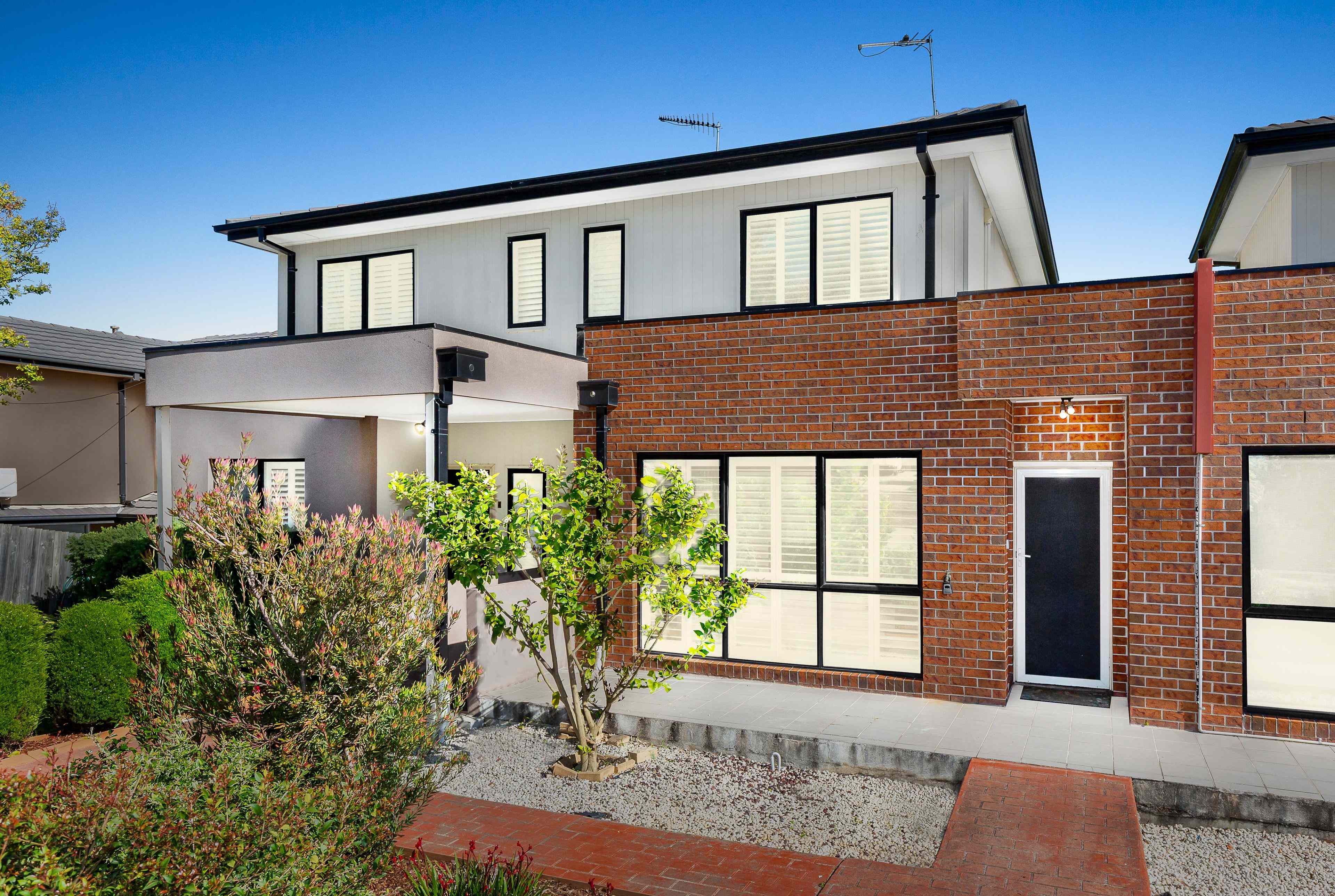 Prop-GPT: Townhouse: VIC Oakleigh East, VIC 3166 Effortless Family Living with a Private Driveway and Dual Living Spaces