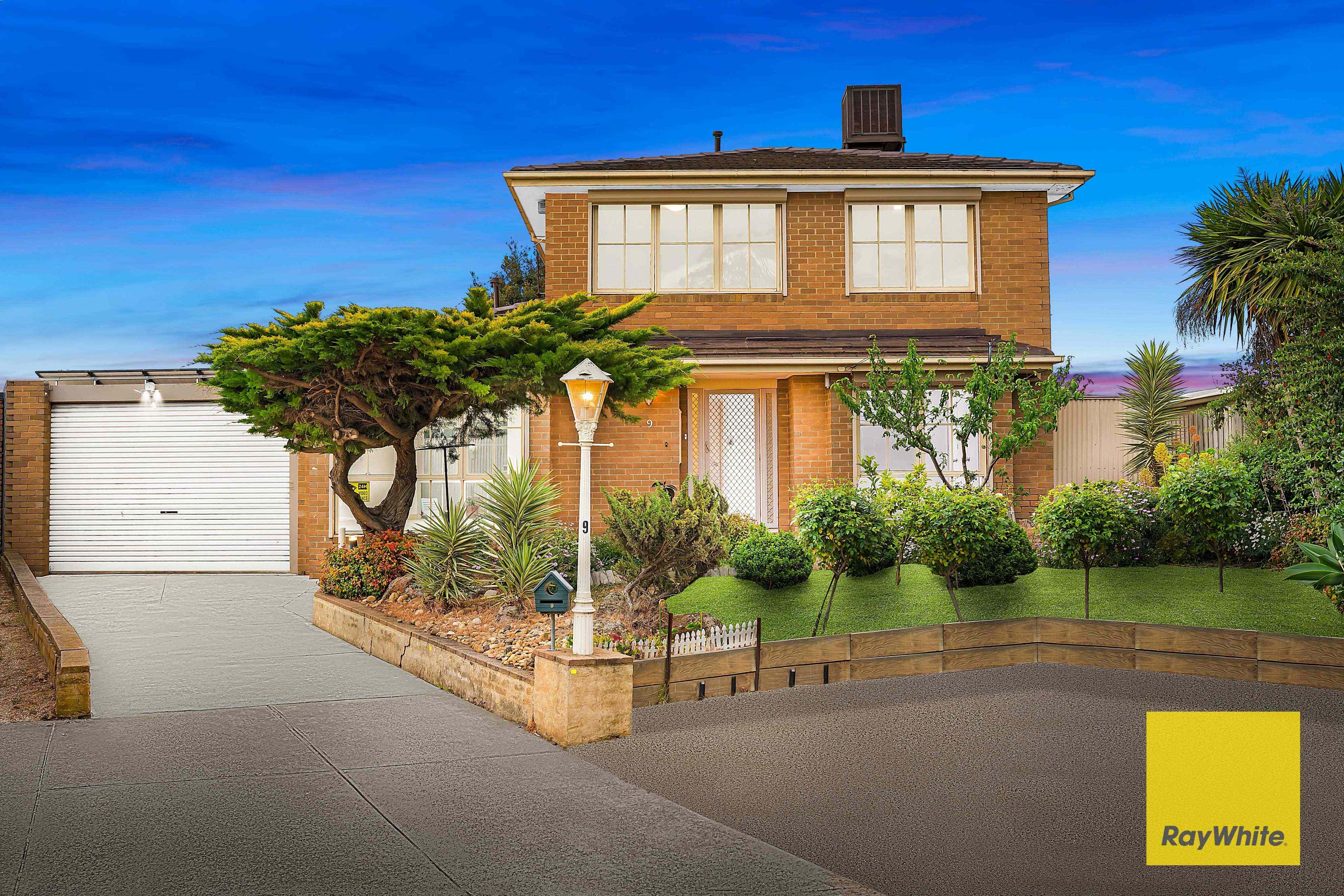 Prop-GPT: House: VIC Hoppers Crossing, VIC 3029 A Resort-Style Family Sanctuary with Endless Possibilities