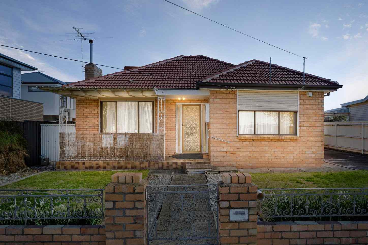 Prop-GPT: House: VIC St Albans, VIC 3021 31 Lester Avenue, ST ALBANS, VIC 3021 - House for Sale - harcourts.net