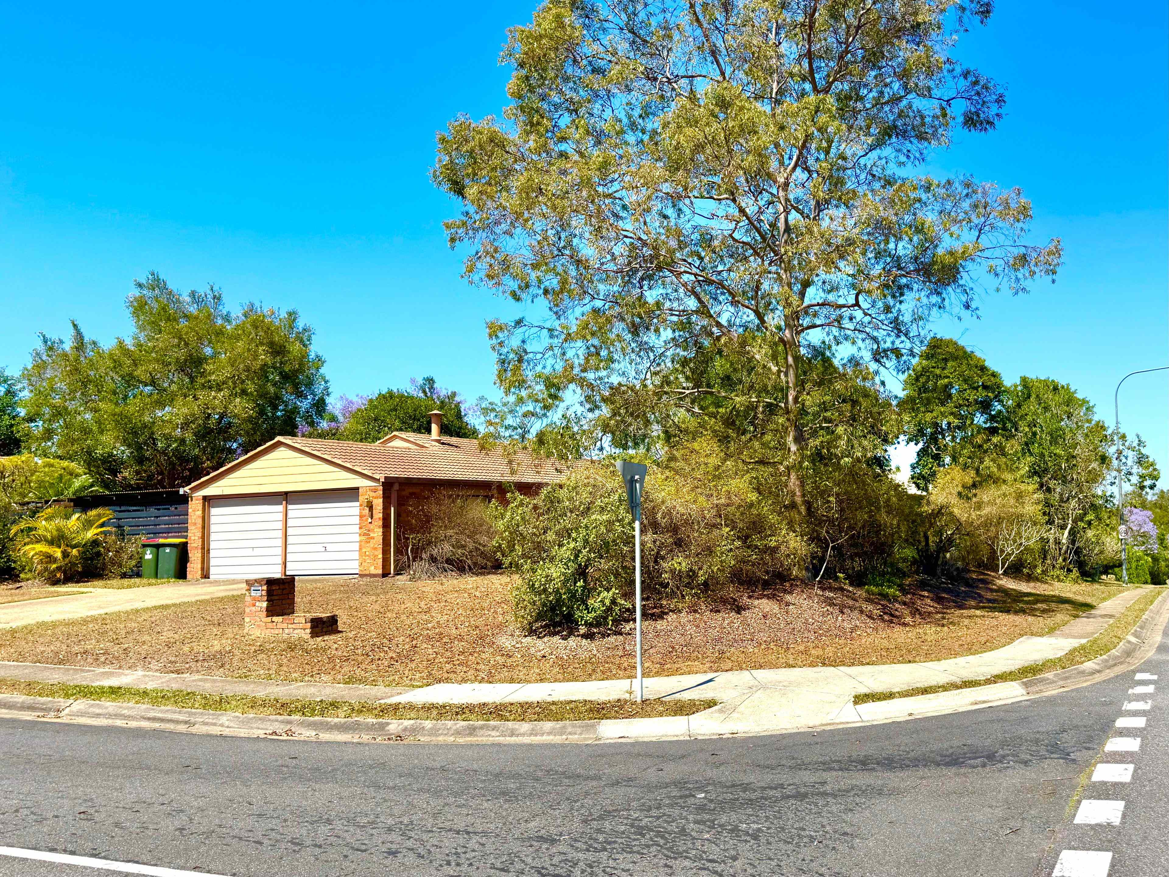Prop-GPT: House: QLD Bellbowrie, QLD 4070 Elevated Corner Block on 1060 sqm!