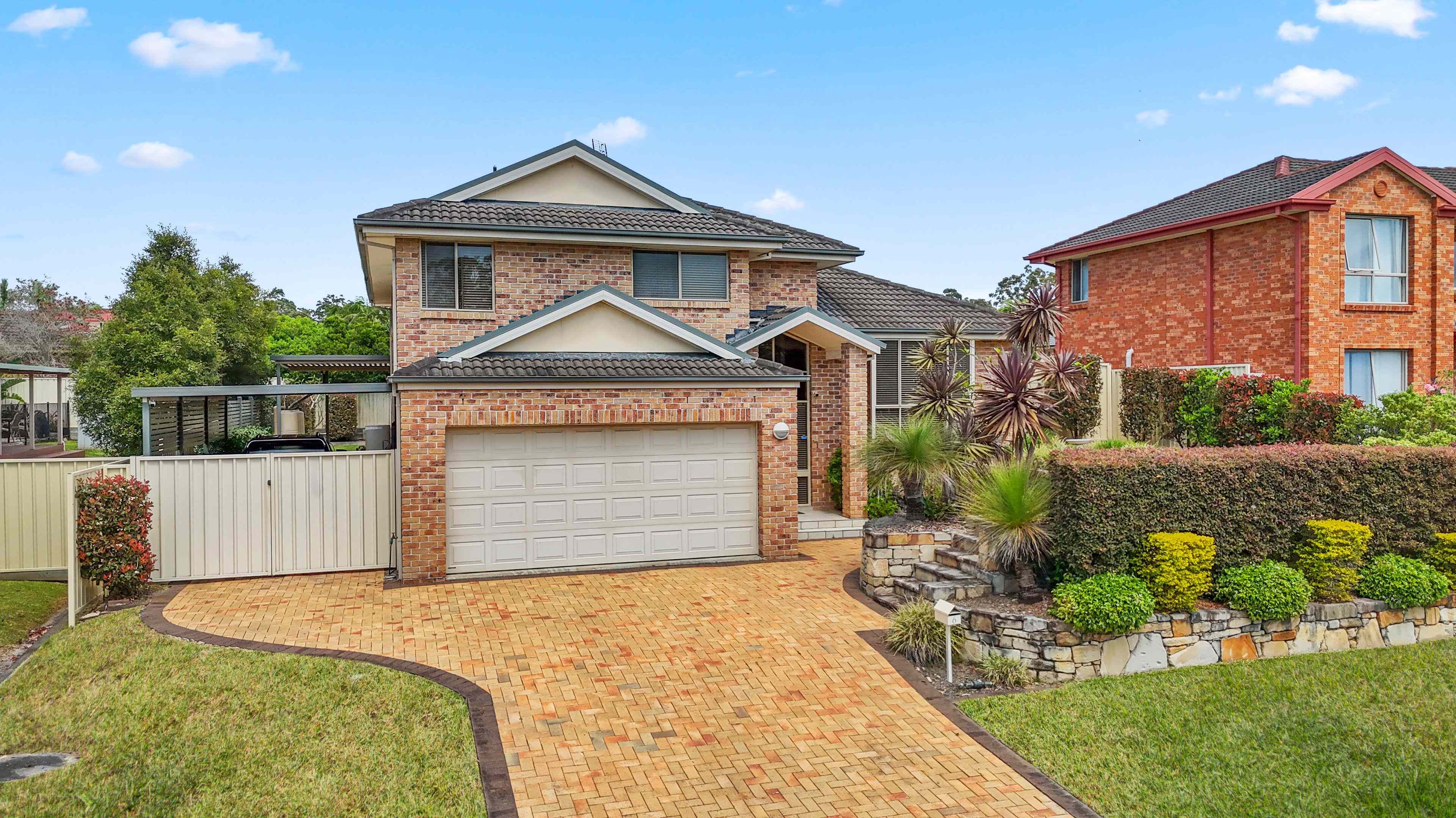 Prop-GPT: House: NSW Gwandalan, NSW 2259 Expansive Tri Level Home With Side Access!