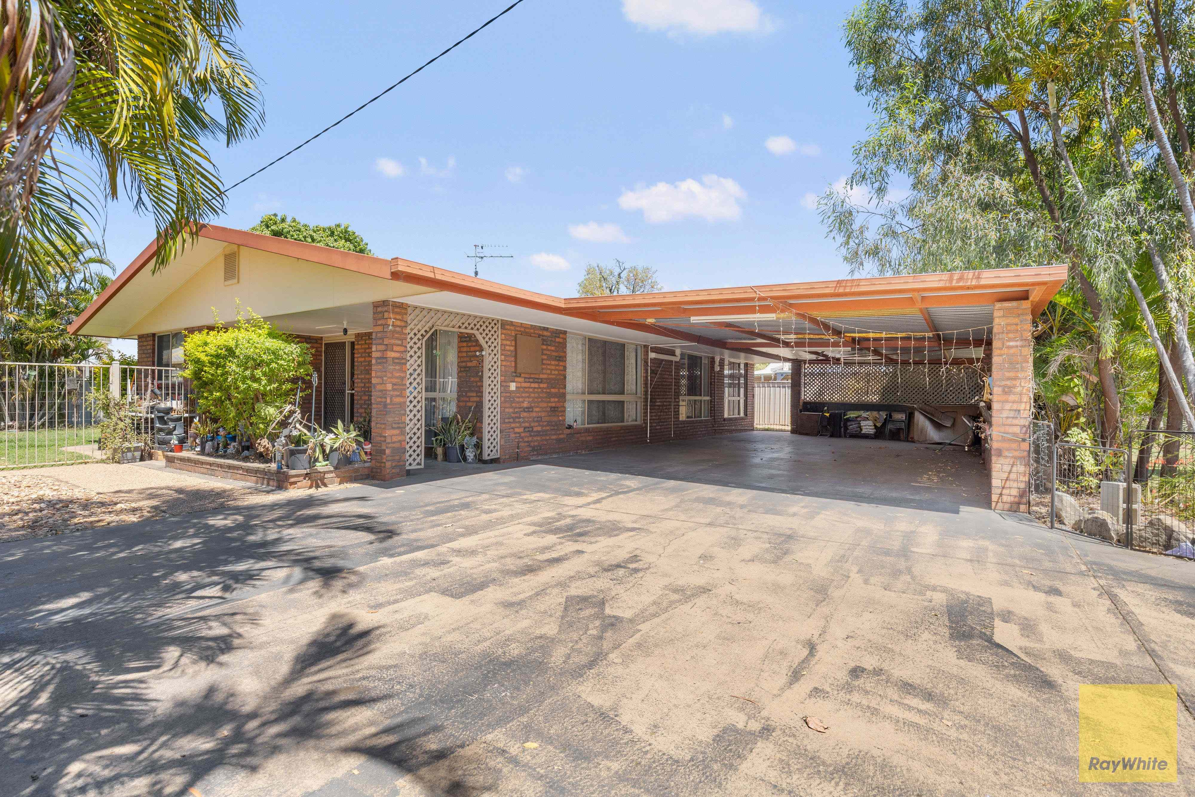 Prop-GPT: House: QLD Emerald, QLD 4720 NEAT LOWSET STEEL FRAME BRICK HOME