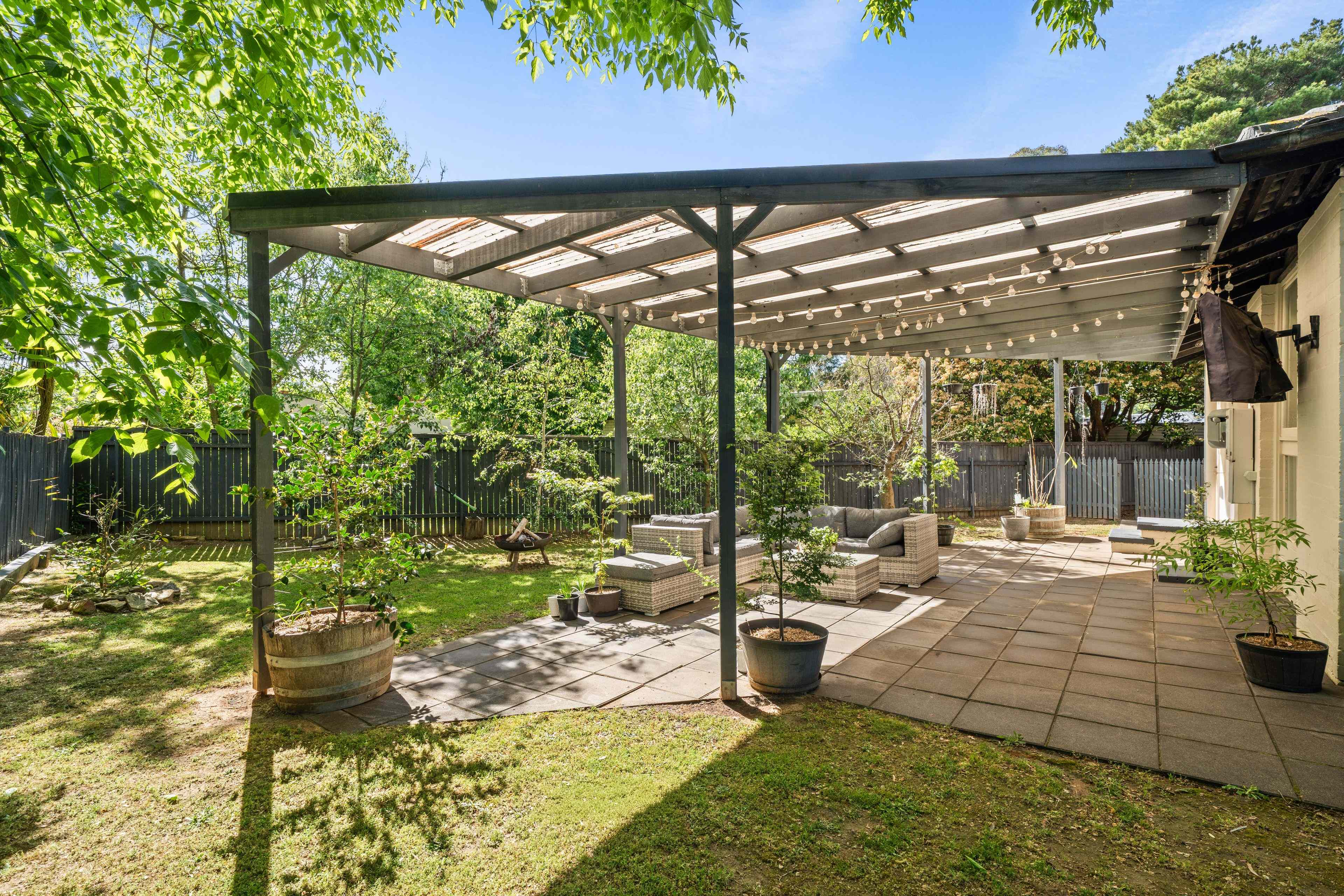 Prop-GPT: House: ACT Evatt, ACT 2617 Entertain, Relax, and Unwind in Style