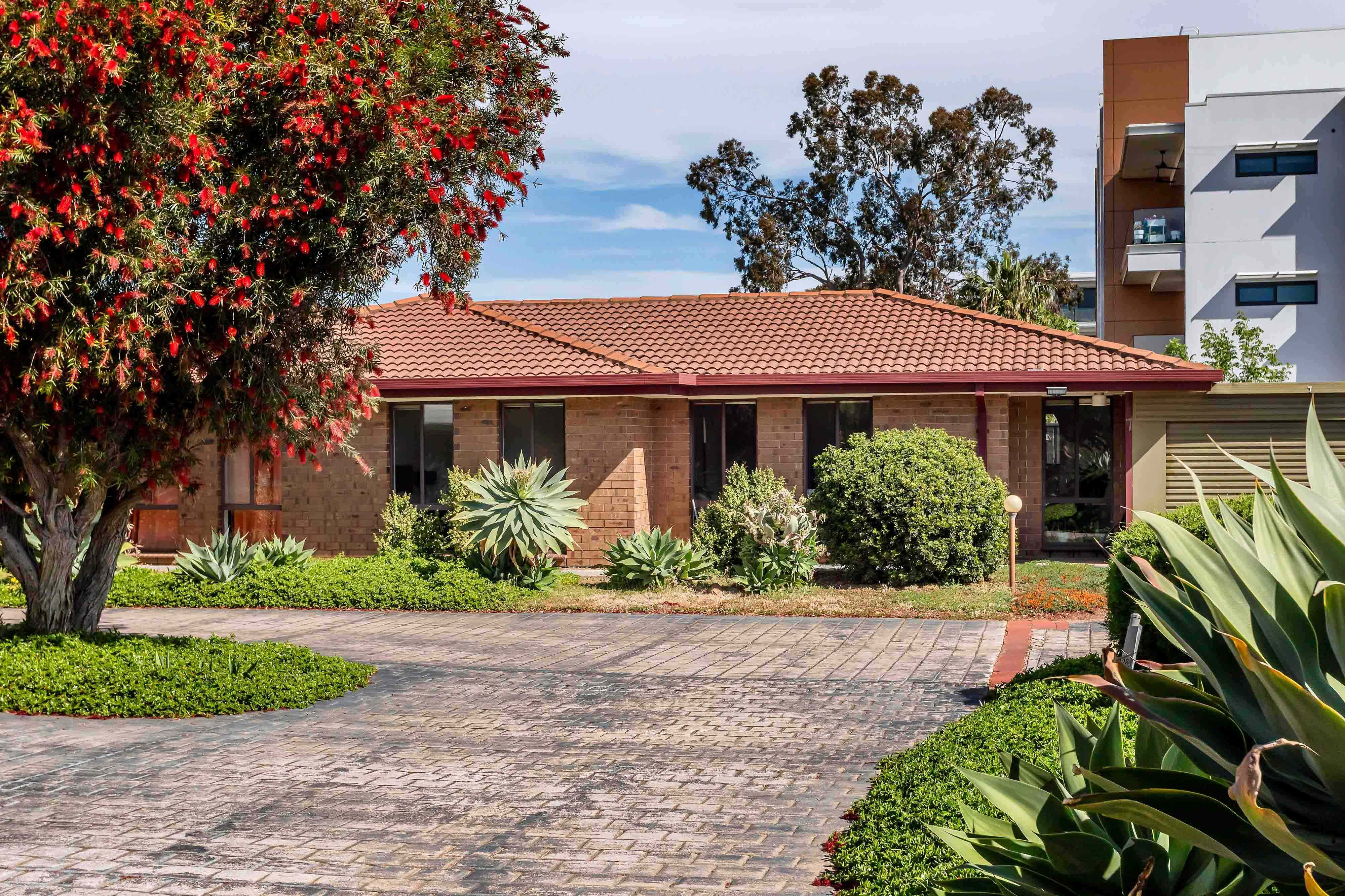 Prop-GPT: House: SA Findon, SA 5023 Your Easy-Care Escape Between the Coastline and CBD