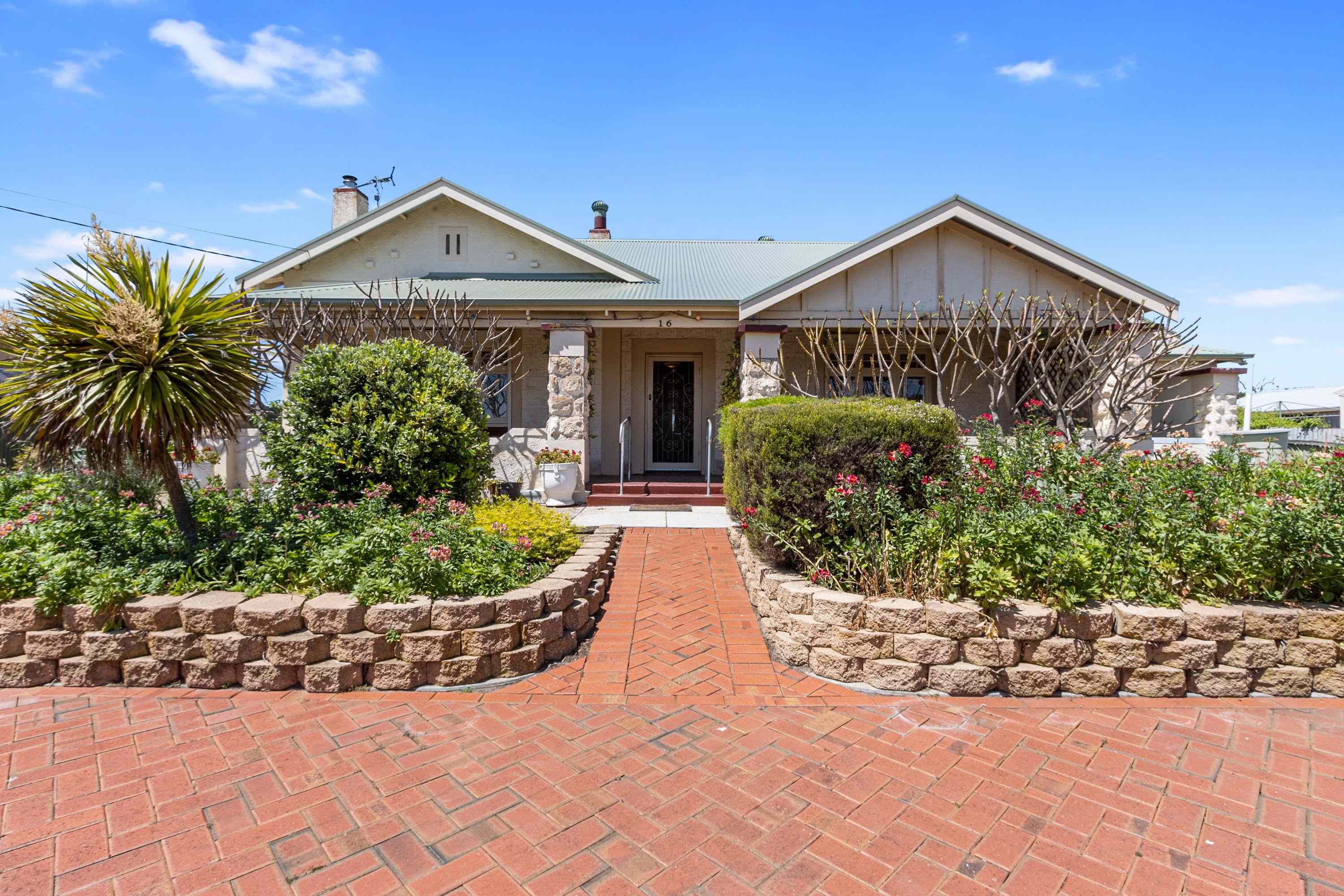 Prop-GPT: House: SA Yorketown, SA 5576 Large Stone Home on Huge Block