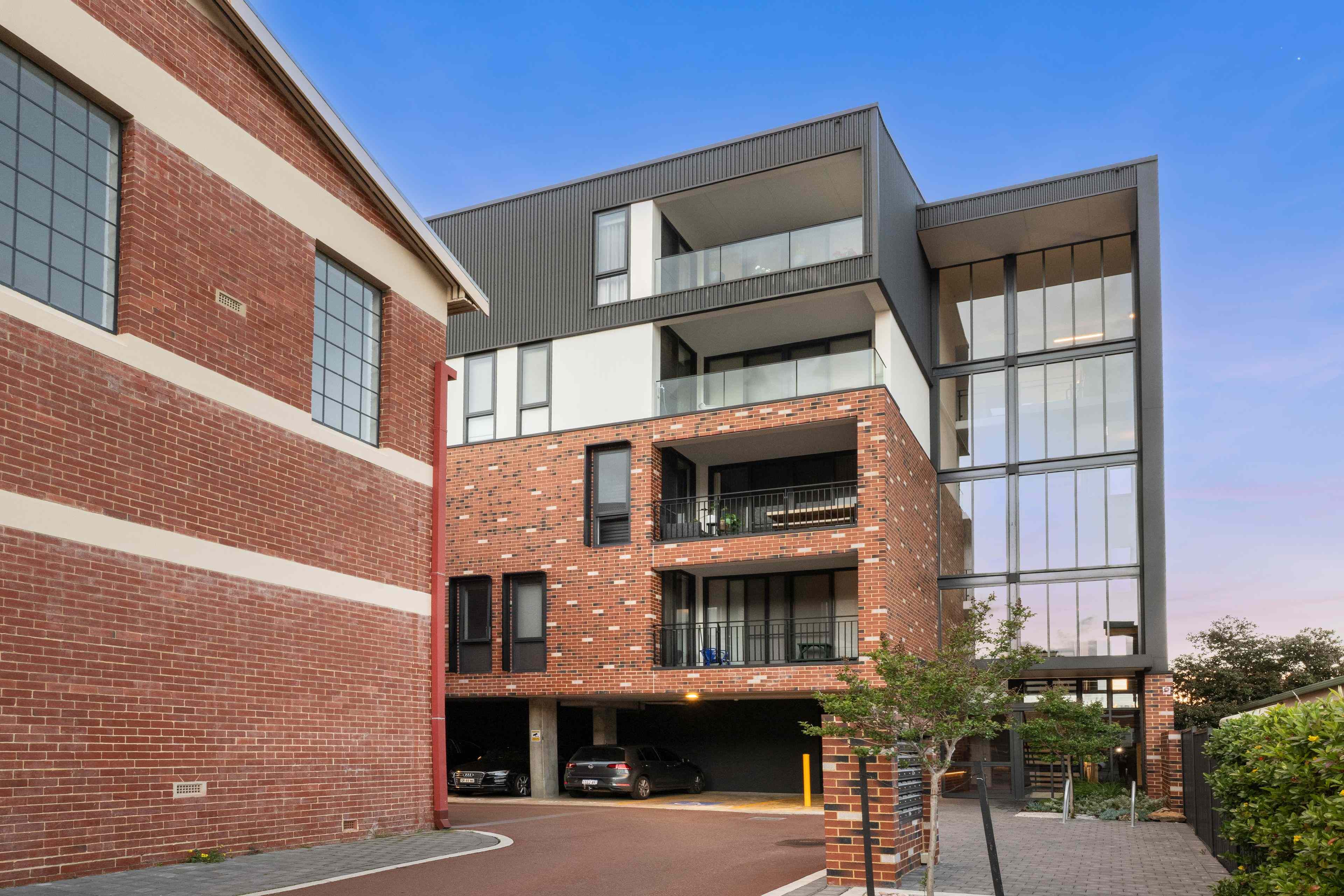 Prop-GPT: Apartment: WA Fremantle, WA 6160 Modern Parkside Apartment