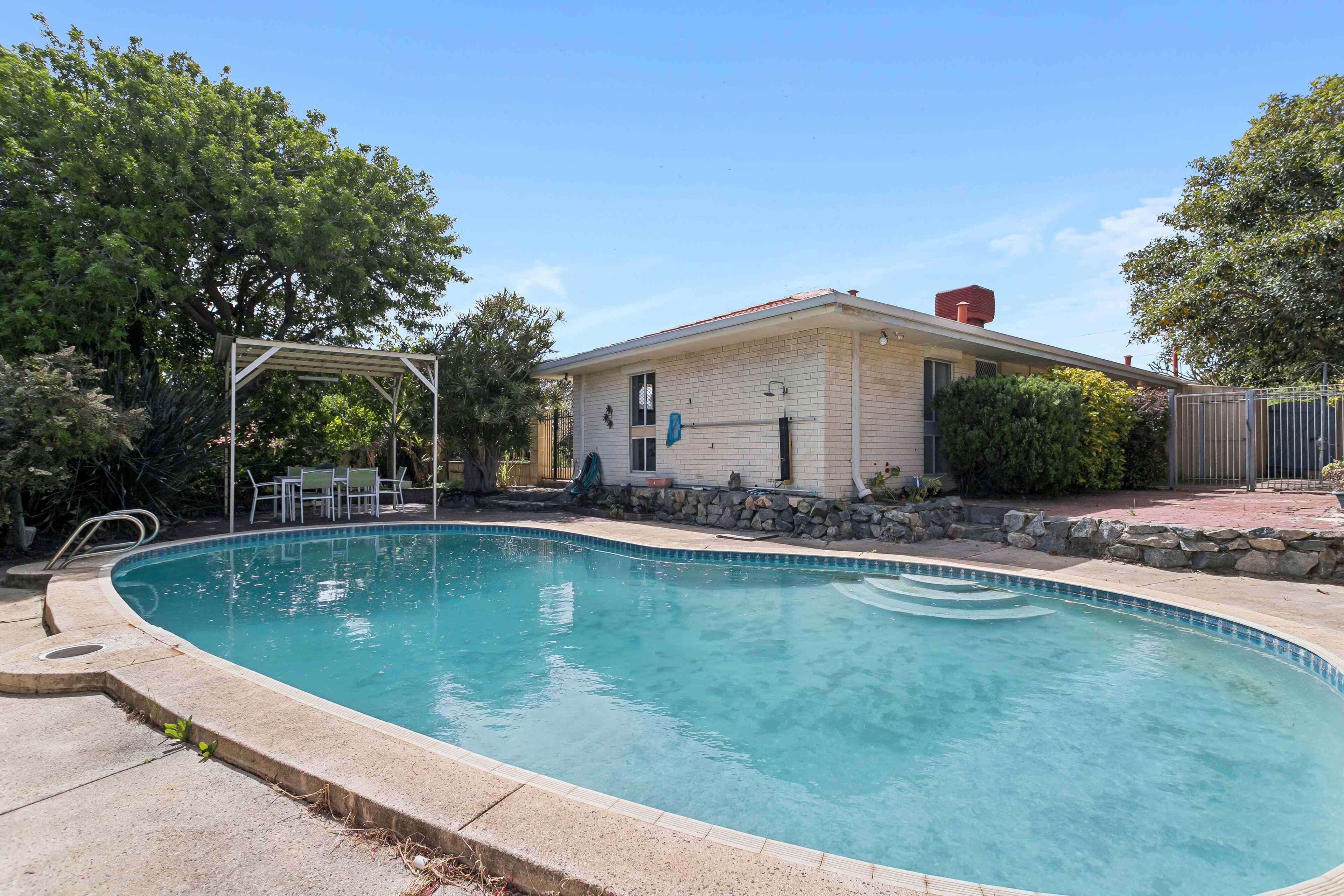 Prop-GPT: House: WA Kallaroo, WA 6025 WHEN OPPORTUNITY KNOCKS!!