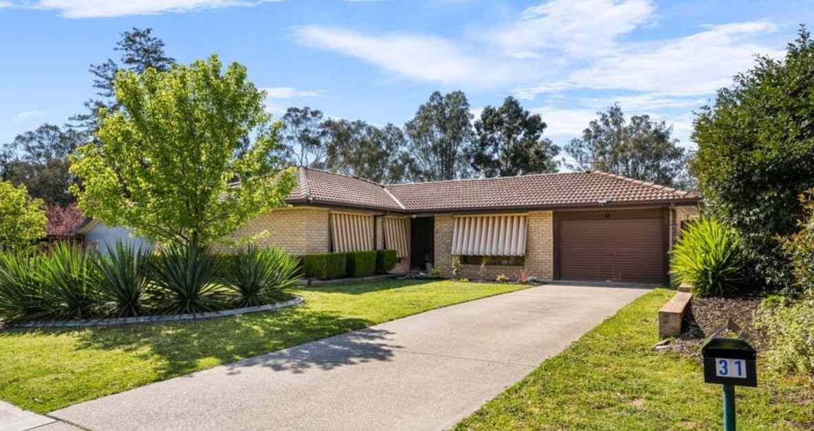 Prop-GPT: House: VIC West Wodonga, VIC 3690 Affordable Opportunity Awaits at 31 McFarland Road, Wodonga