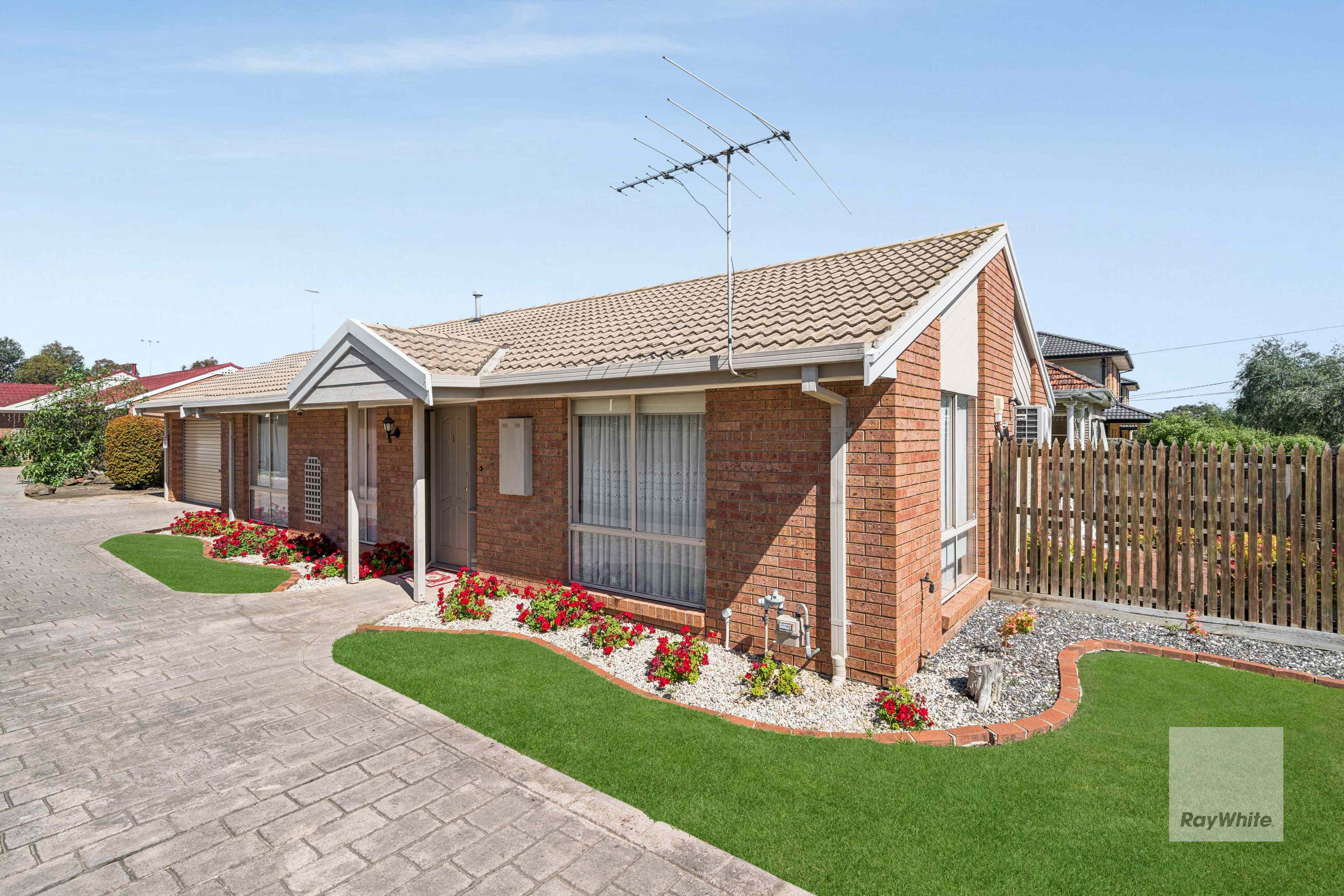 Prop-GPT: House: VIC St Albans, VIC 3021 Beautifully Presented in a Prime Location