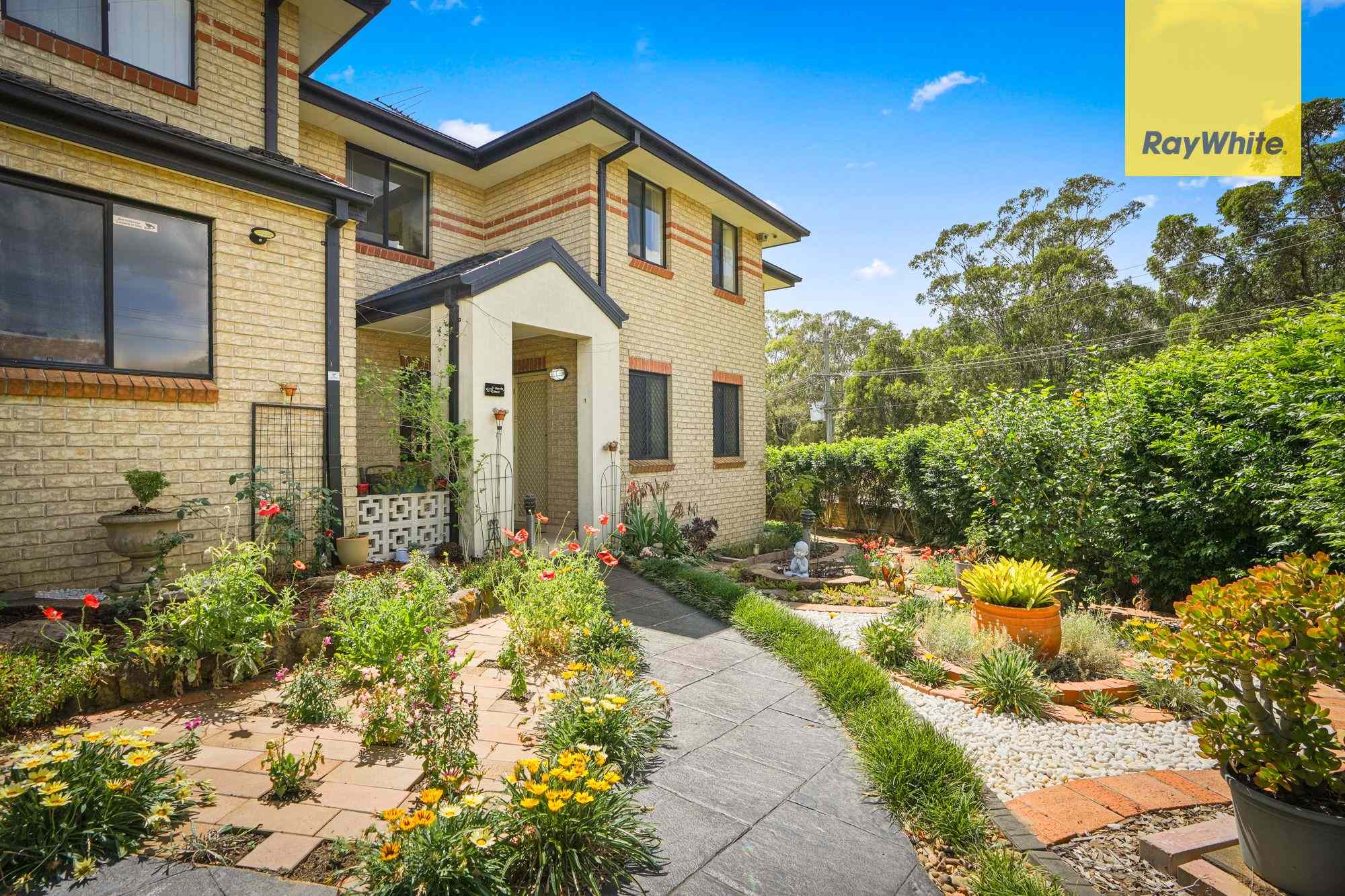 Prop-GPT: Townhouse: NSW Old Toongabbie, NSW 2146 MINUTES WALK TO TOONGABBIE METRO STATION | LARGE LIVING SPACE