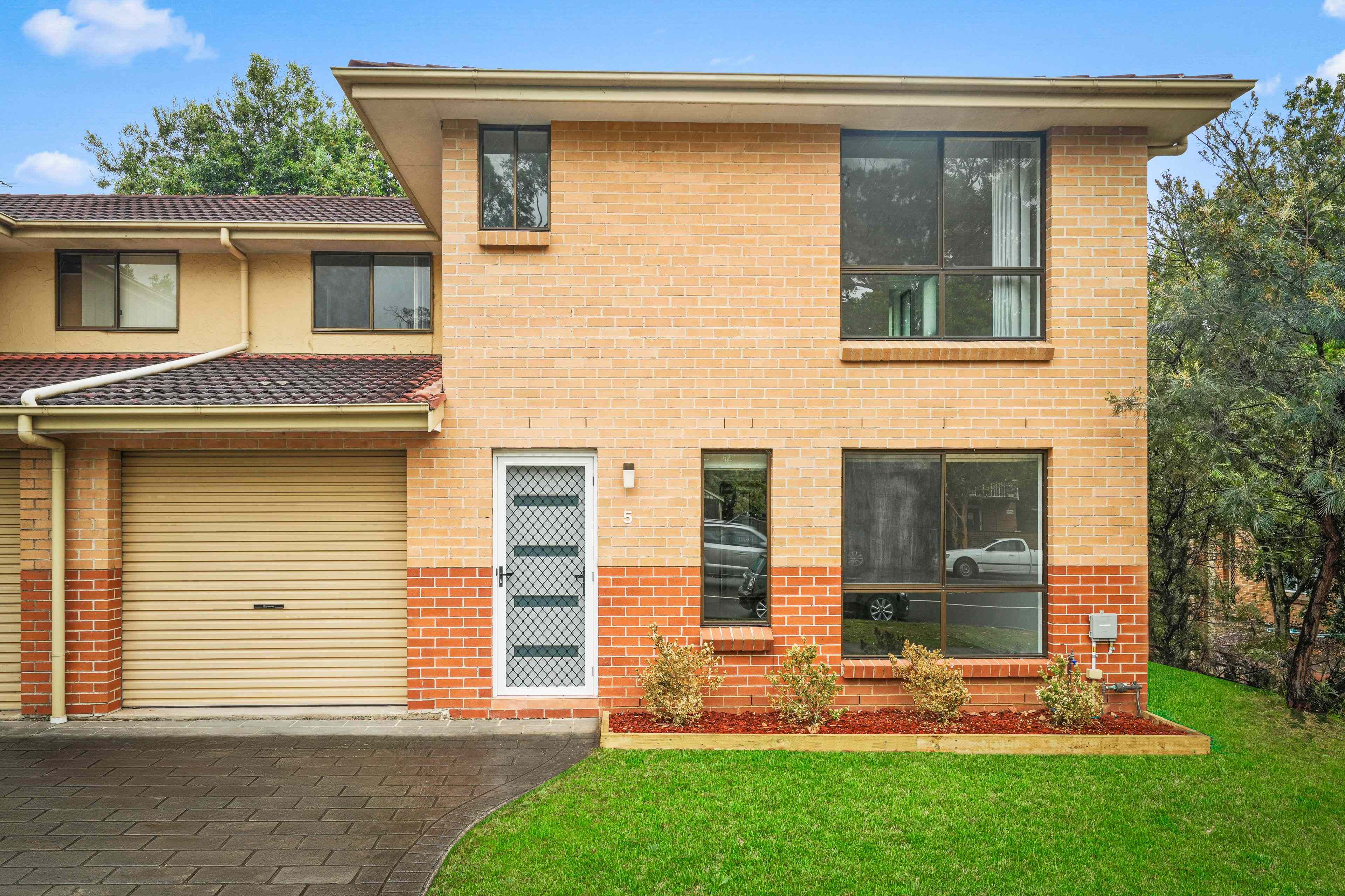 Prop-GPT: Townhouse: NSW Kingswood, NSW 2747 STREET-FACING TOWNHOUSE | FULLY RENOVATED!