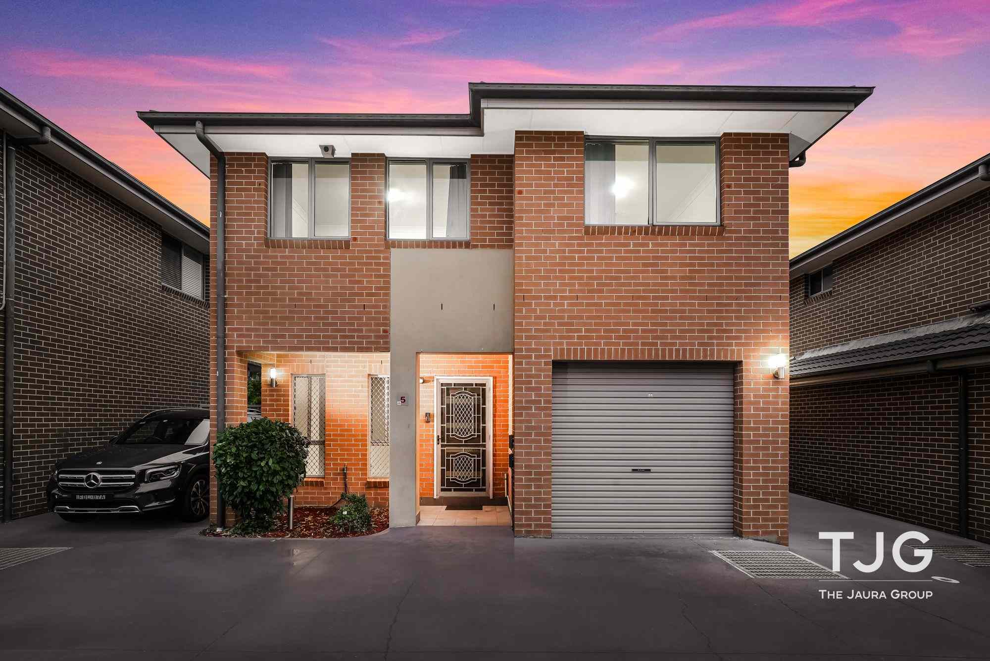 Prop-GPT: Townhouse: NSW Old Toongabbie, NSW 2146 Walk to It All - Station, Shops & Schools!