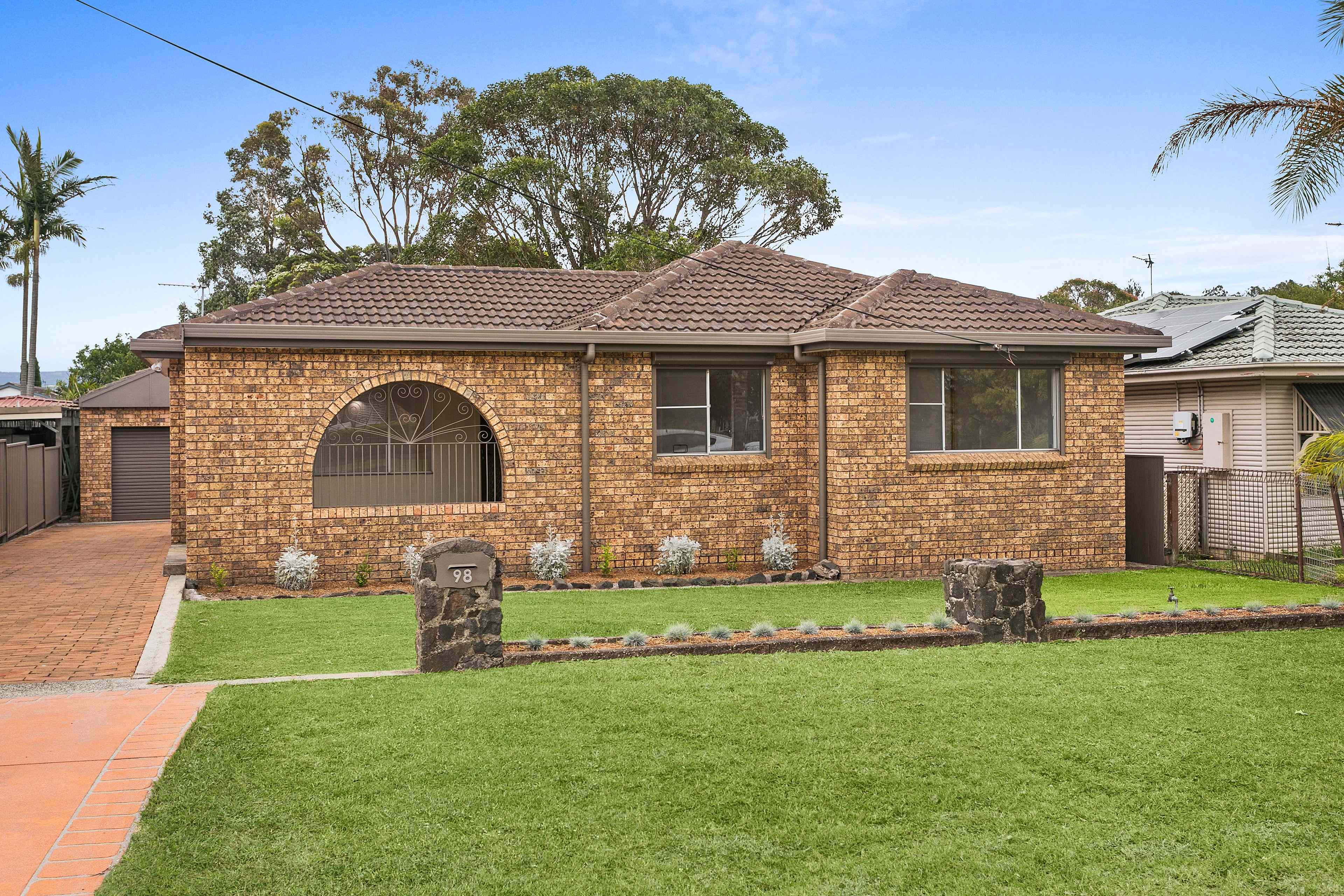 Prop-GPT: House: NSW Oak Flats, NSW 2529 Charming Family Home in a Prime Lakeside Location
