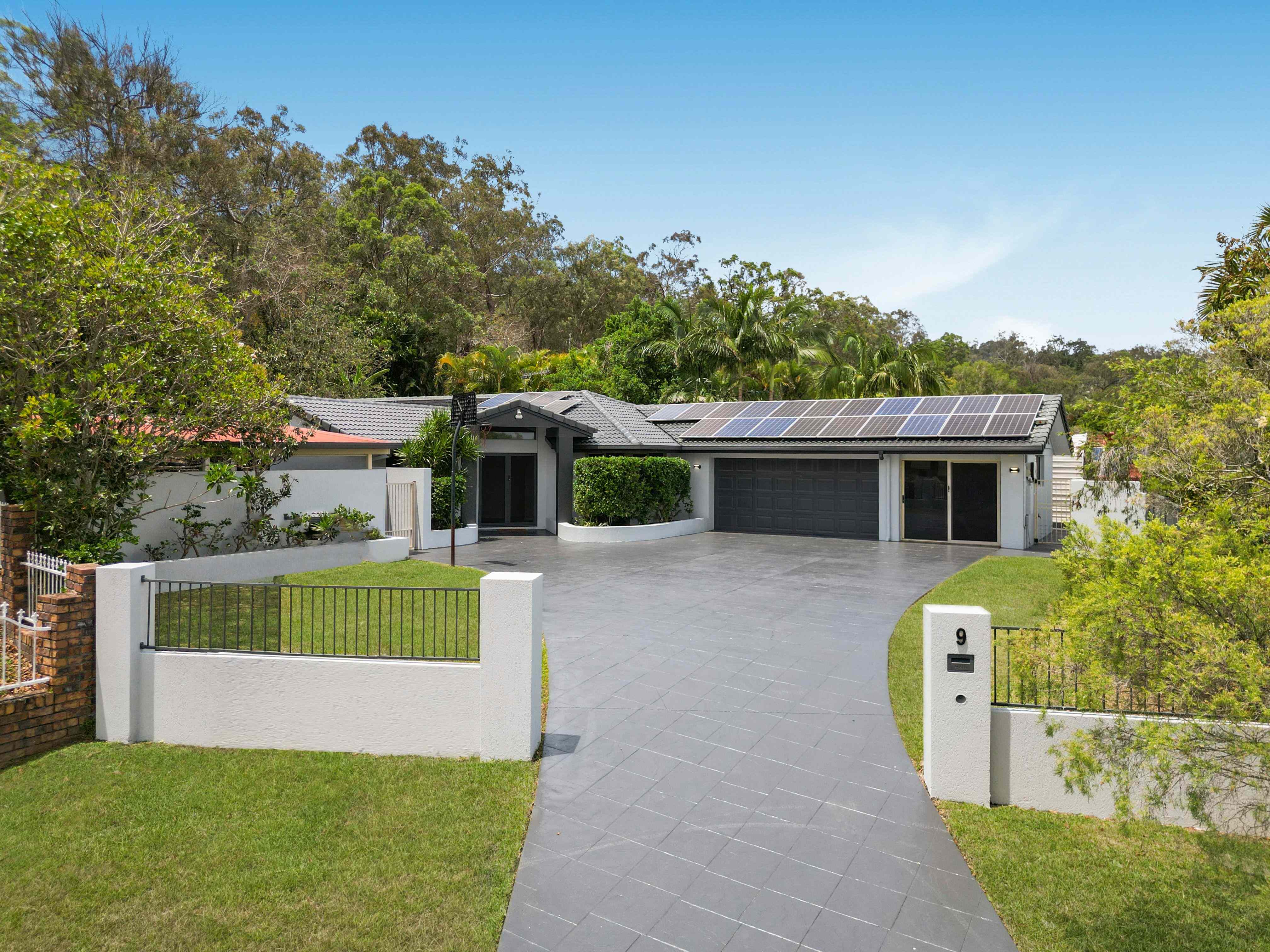 Prop-GPT: House: QLD Parkwood, QLD 4214 Spacious Home with Dual Living Potential in a Quiet Cul-de-Sac