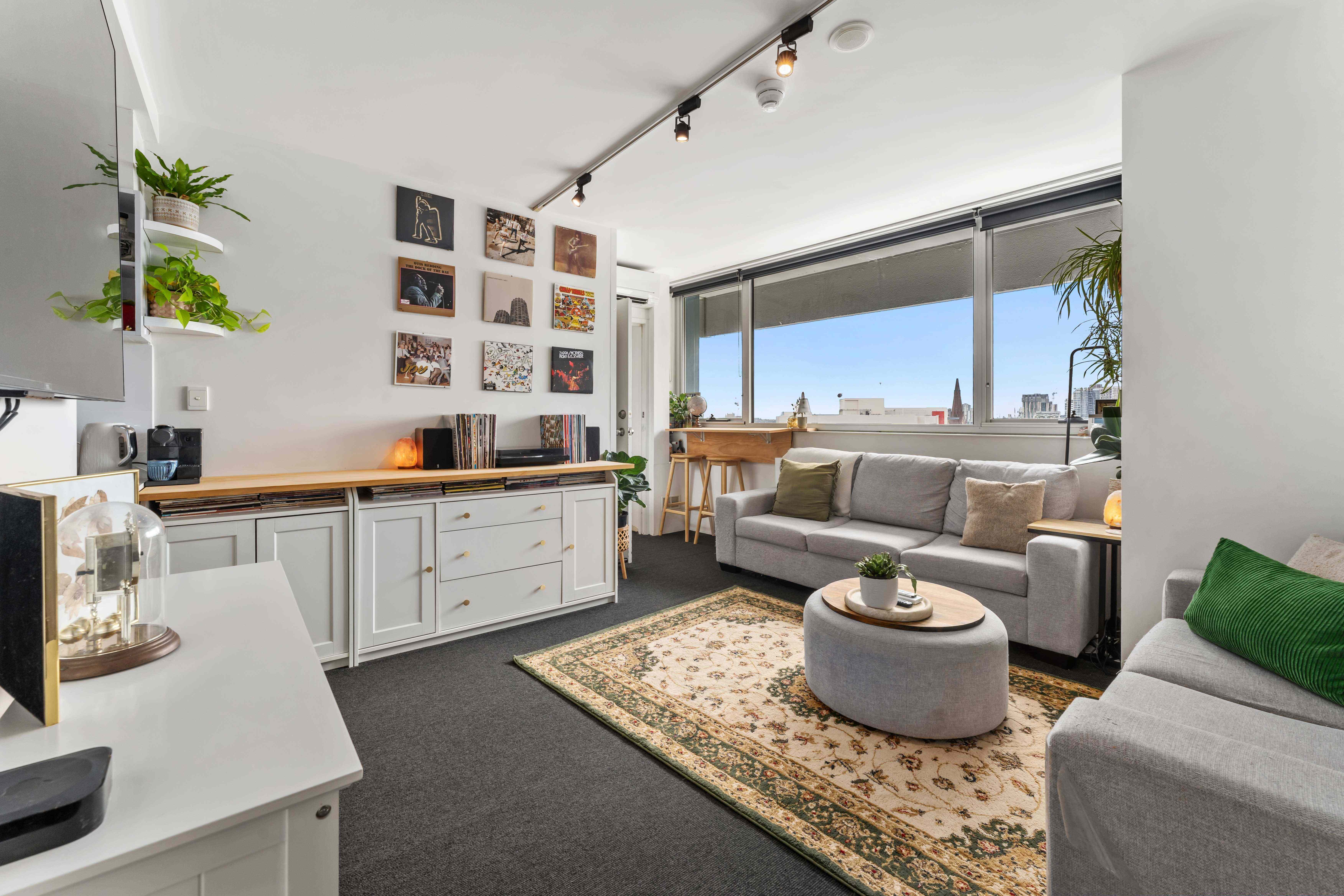 Prop-GPT: Apartment: QLD Spring Hill, QLD 4000 VACANT READY TO GO! Inner-City Living on the 8th Floor!