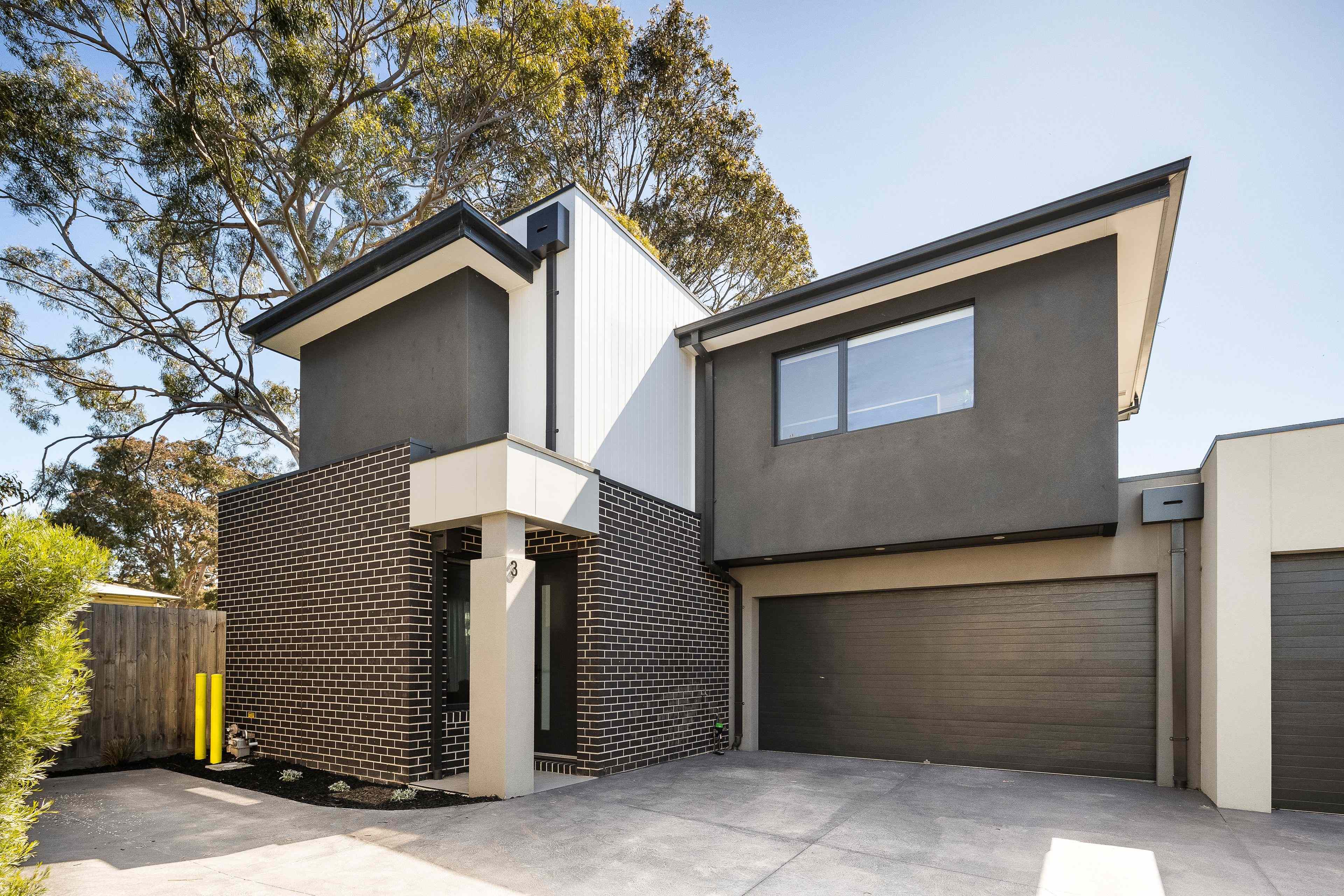 Prop-GPT: Townhouse: VIC Frankston, VIC 3199 High-spec living amongst Frankston's beachside