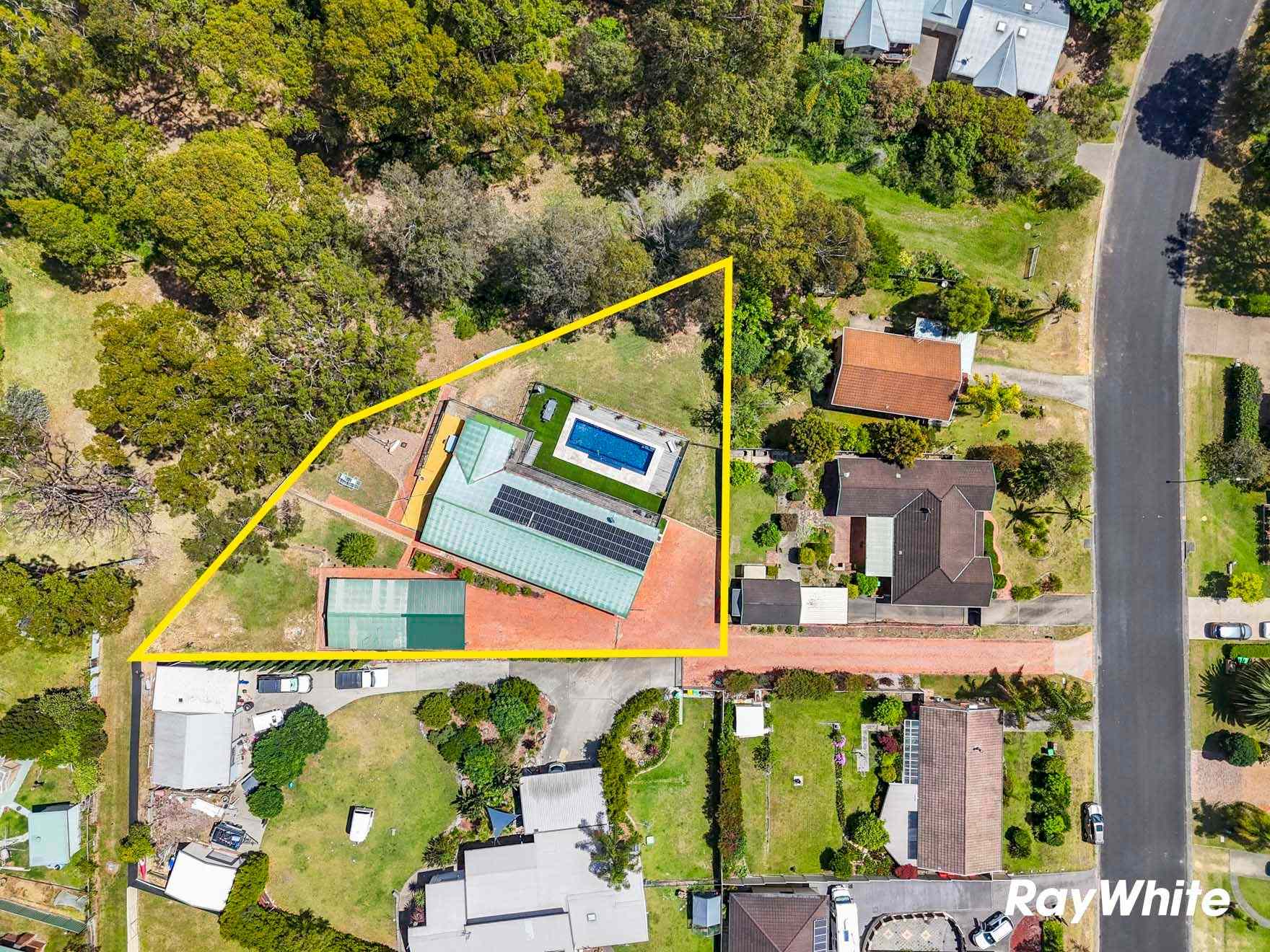 Prop-GPT: House: NSW Surfside, NSW 2536 Half acre hideaway.
