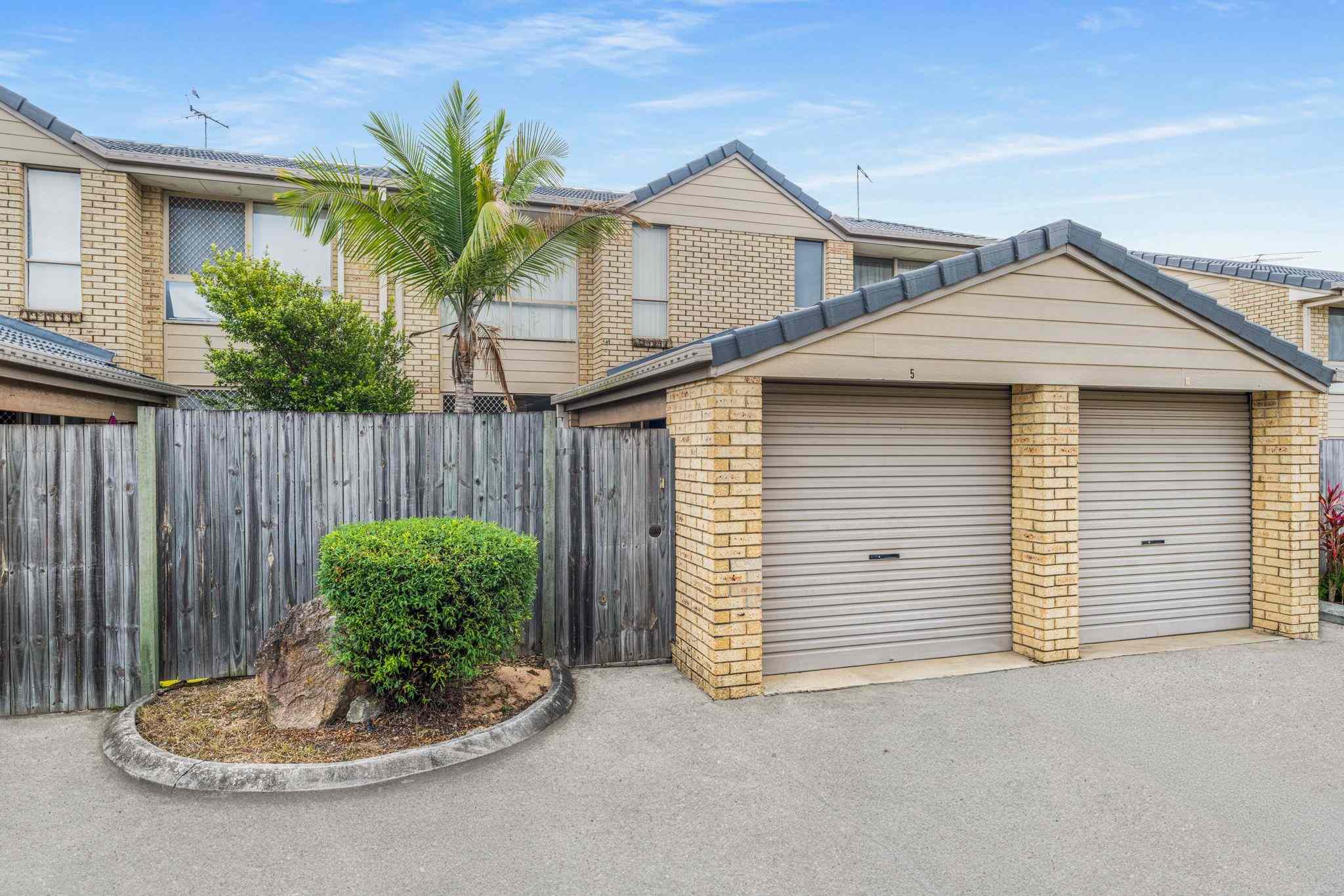 Prop-GPT: Townhouse: QLD Woodridge, QLD 4114 Quiet Complex - Ideal for First Home Buyers or Investors