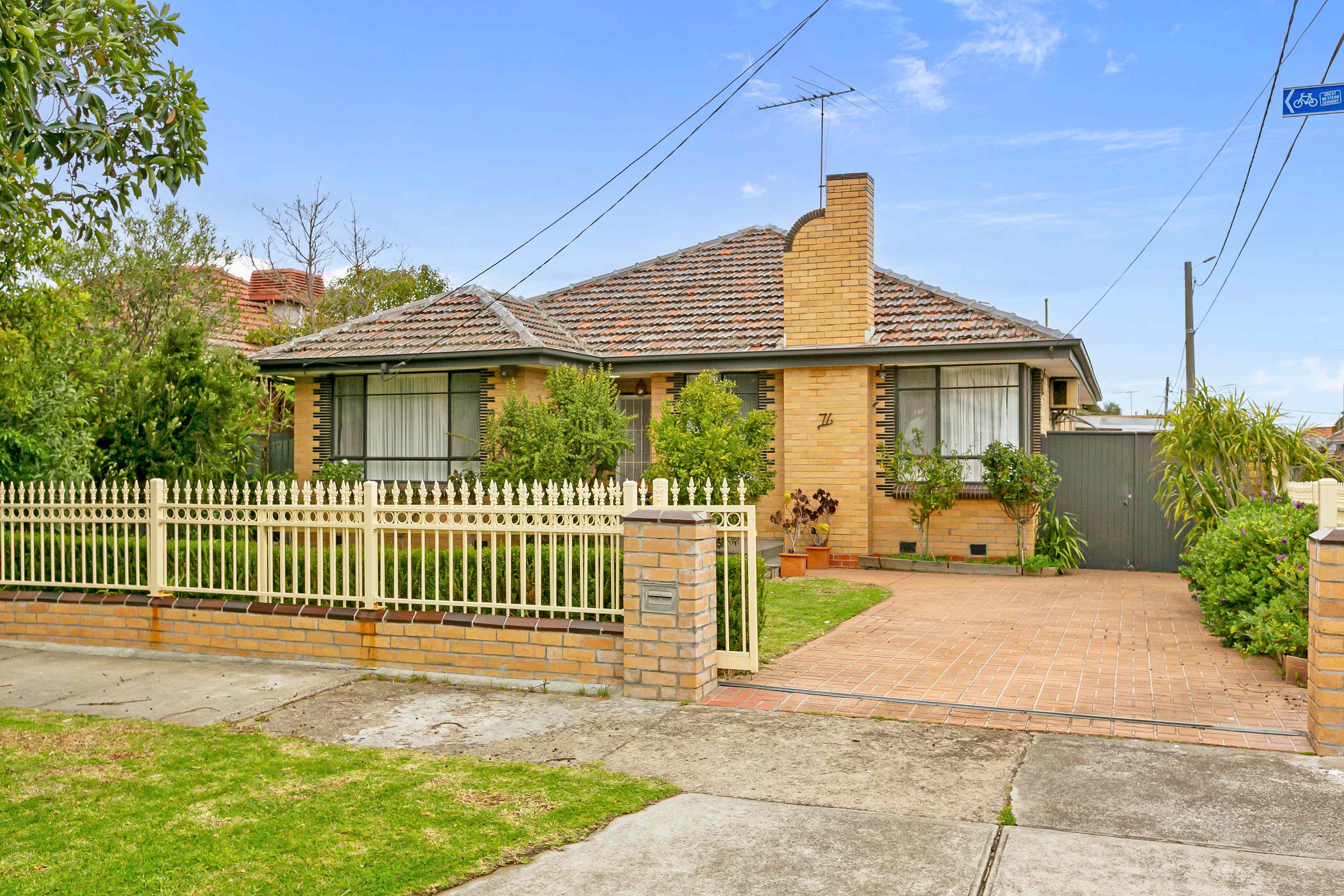 Prop-GPT: House: VIC Reservoir, VIC 3073 Style, Space & a Perfect Location!