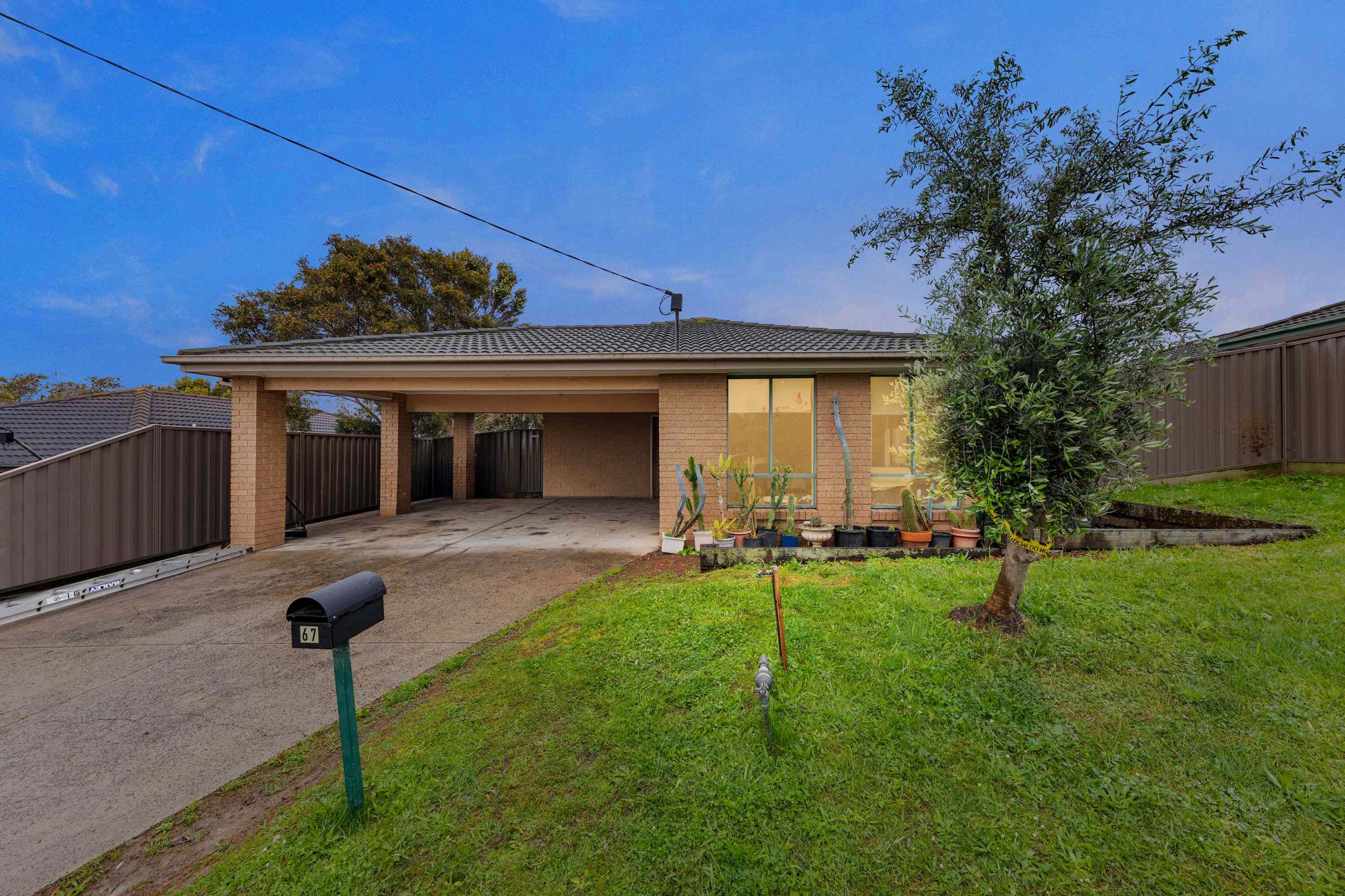 Prop-GPT: House: VIC Pakenham, VIC 3810 YOUR STARTER HOME OR INVESTMENT PROPERTY