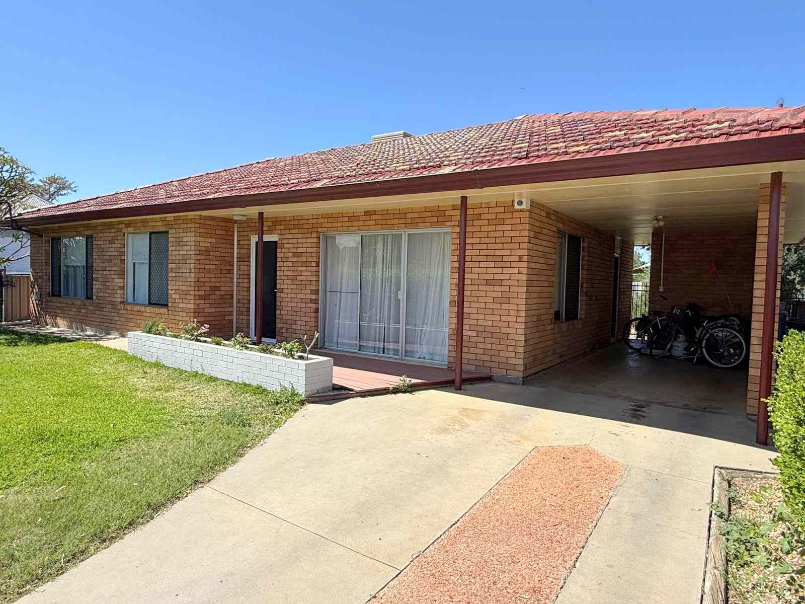 Prop-GPT: House: NSW Moree, NSW 2400 IMPRESSIVE HOME IN A CENTRAL LOCATION
