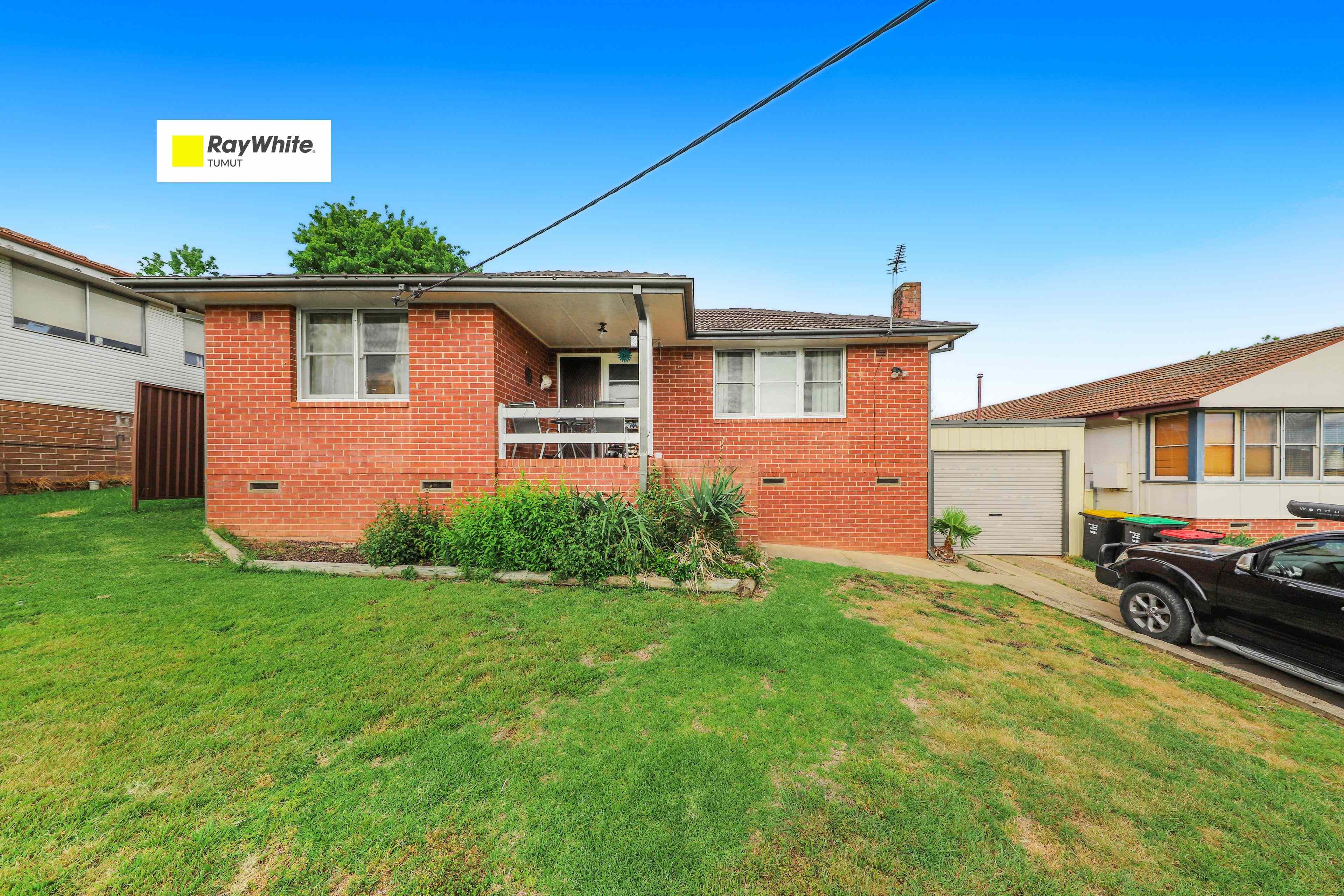 Prop-GPT: House: NSW Tumut, NSW 2720 Brick Home!
