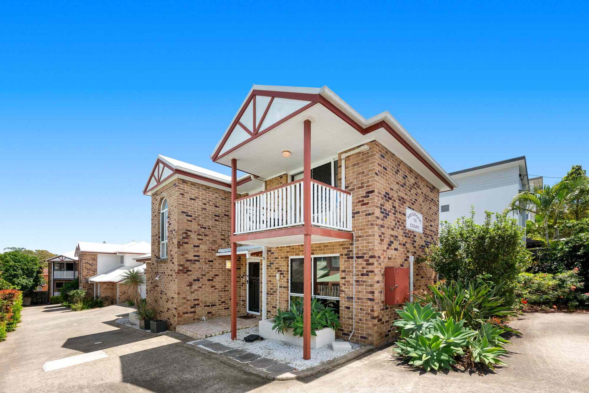 Prop-GPT: Townhouse: QLD Carina Heights, QLD 4152 Oversized, front-facing townhome in a boutique complex!