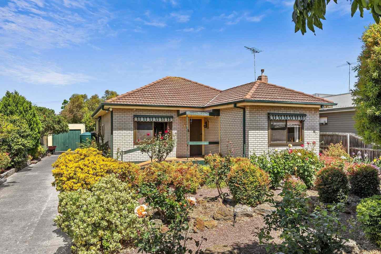 Prop-GPT: House: VIC Hamlyn Heights, VIC 3215 32 Logan Street, Hamlyn Heights, VIC 3215 - House for Sale - harcourts.net