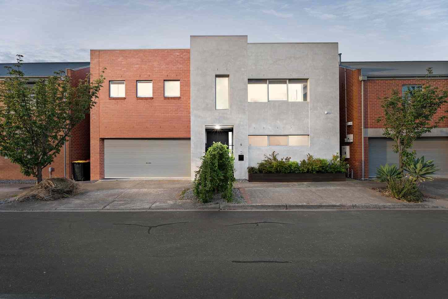 Prop-GPT: House: VIC Caroline Springs, VIC 3023 5 Brinton Lane, CAROLINE SPRINGS, VIC 3023 - House for Sale - harcourts.net