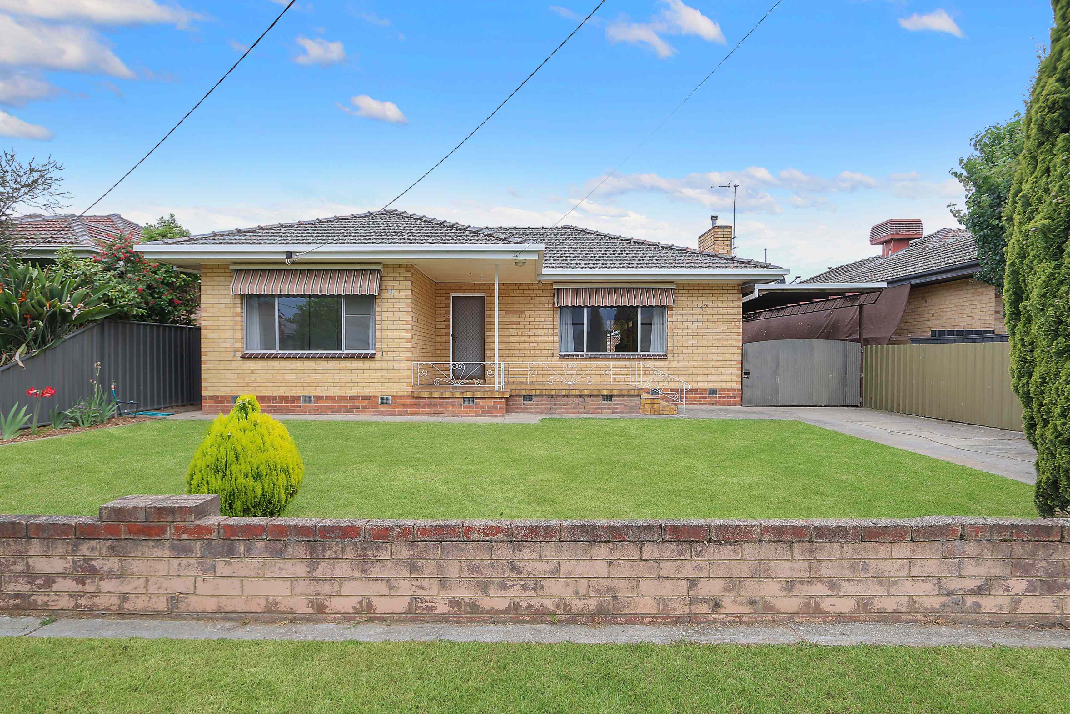 Prop-GPT: House: VIC West Wodonga, VIC 3690 Freshly painted Central home with pool