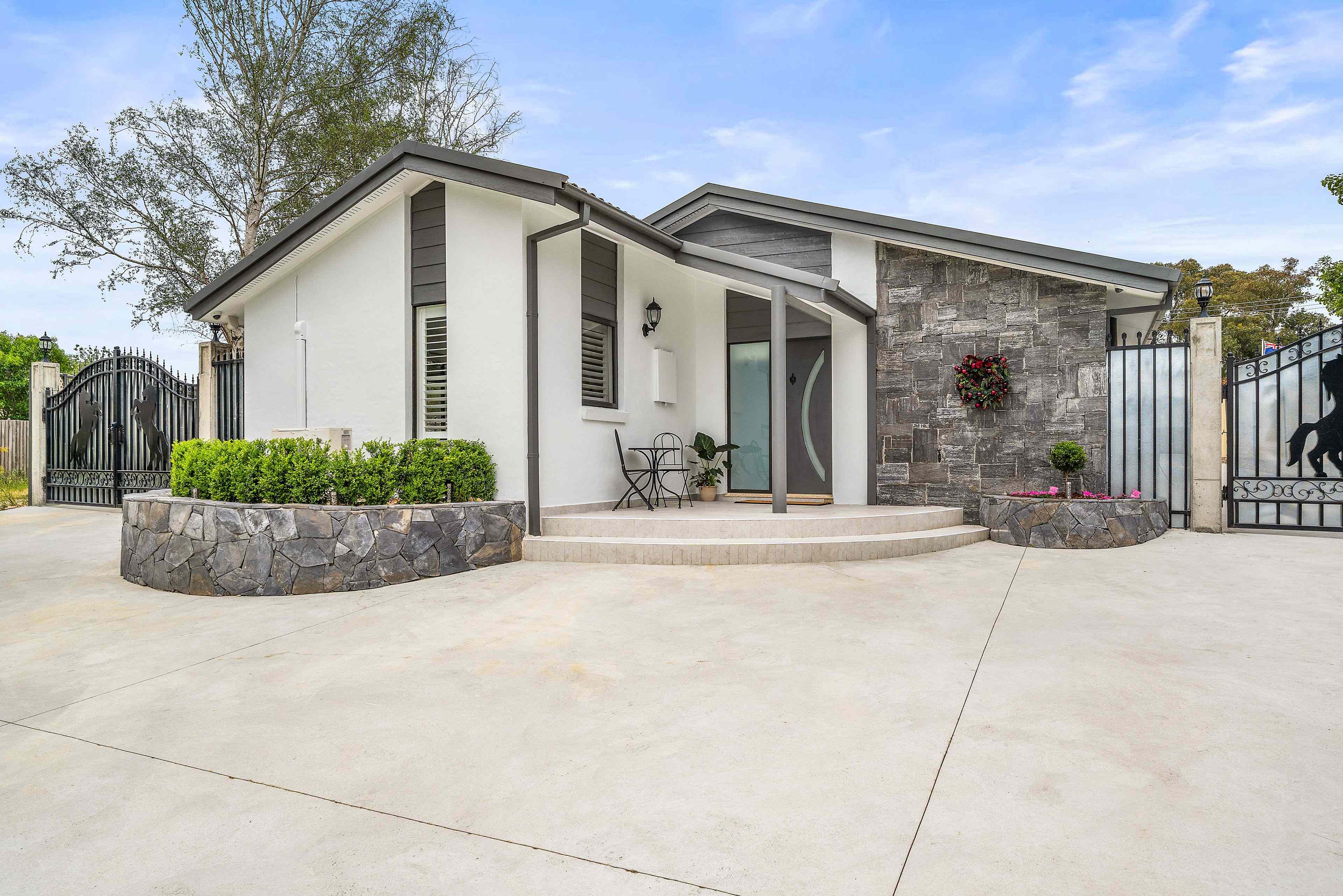 Prop-GPT: House: ACT Chisholm, ACT 2905 Stylish Renovated Family Home with Exceptional Entertaining Spaces