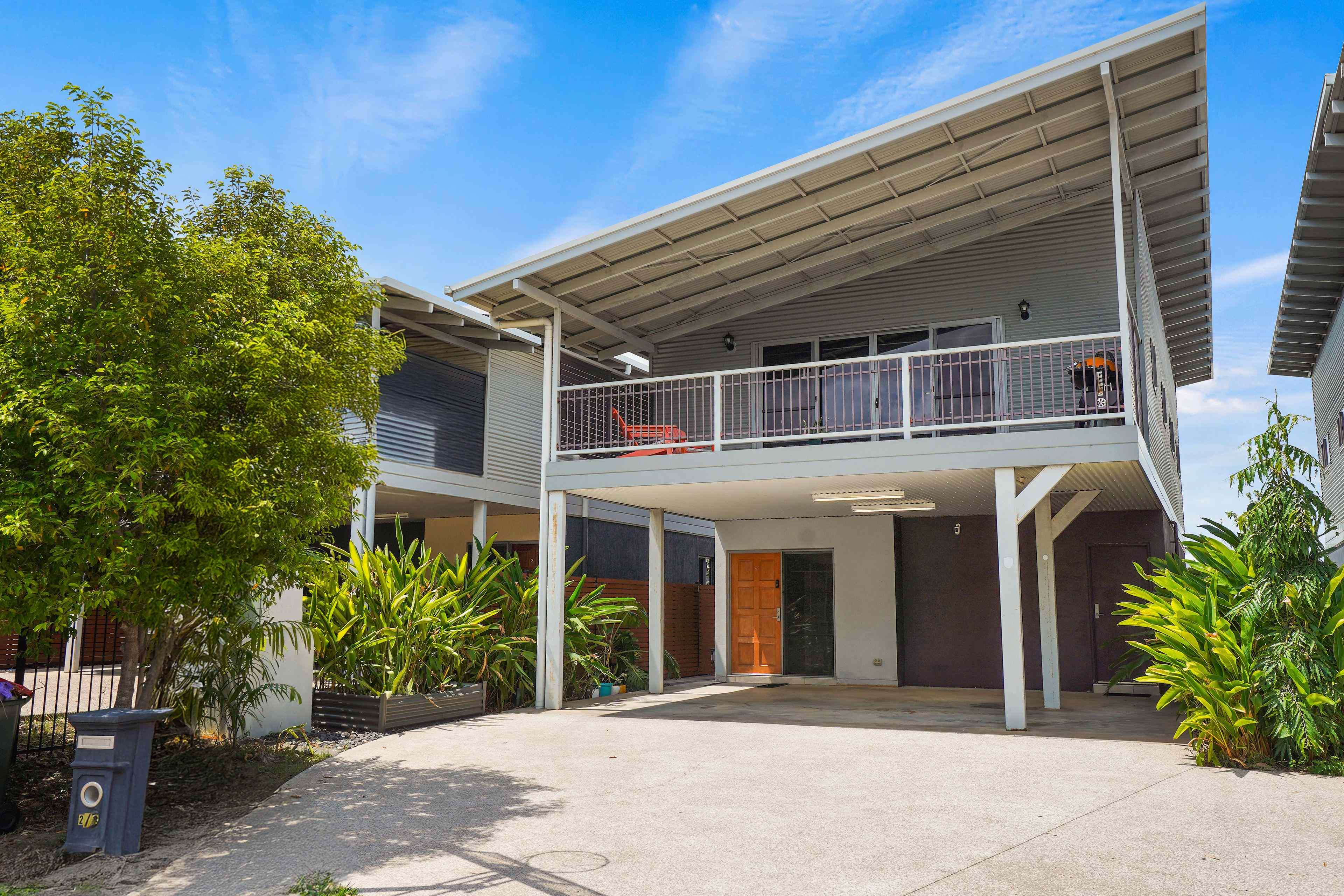 Prop-GPT: Townhouse: NT Durack, NT 0830 Executive modern townhouse in leafy, lakeside suburban setting!