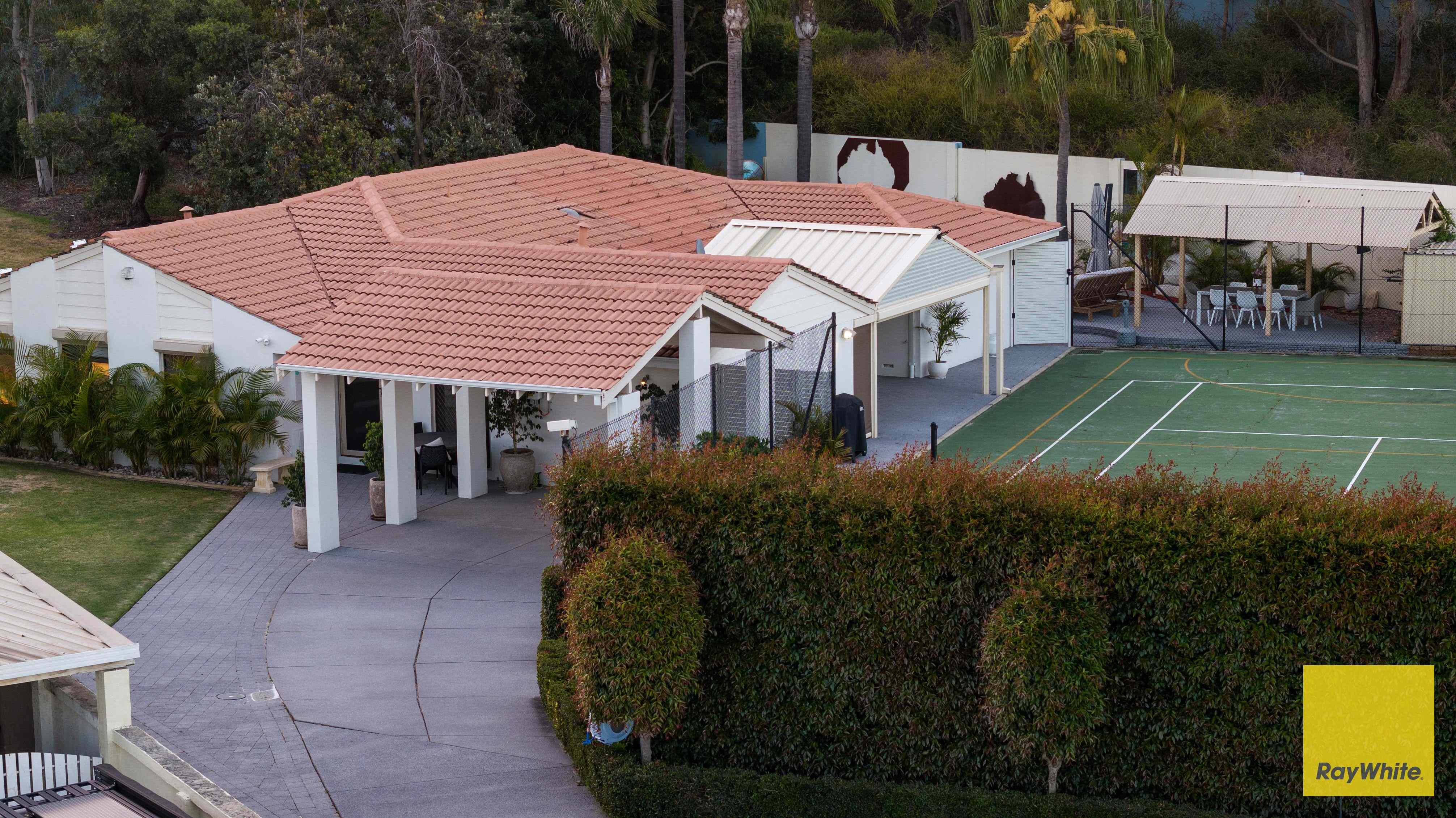 Prop-GPT: House: WA Noranda, WA 6062 Iconic Lifestyle Property set on 1,216m2 of Prime Noranda Land!