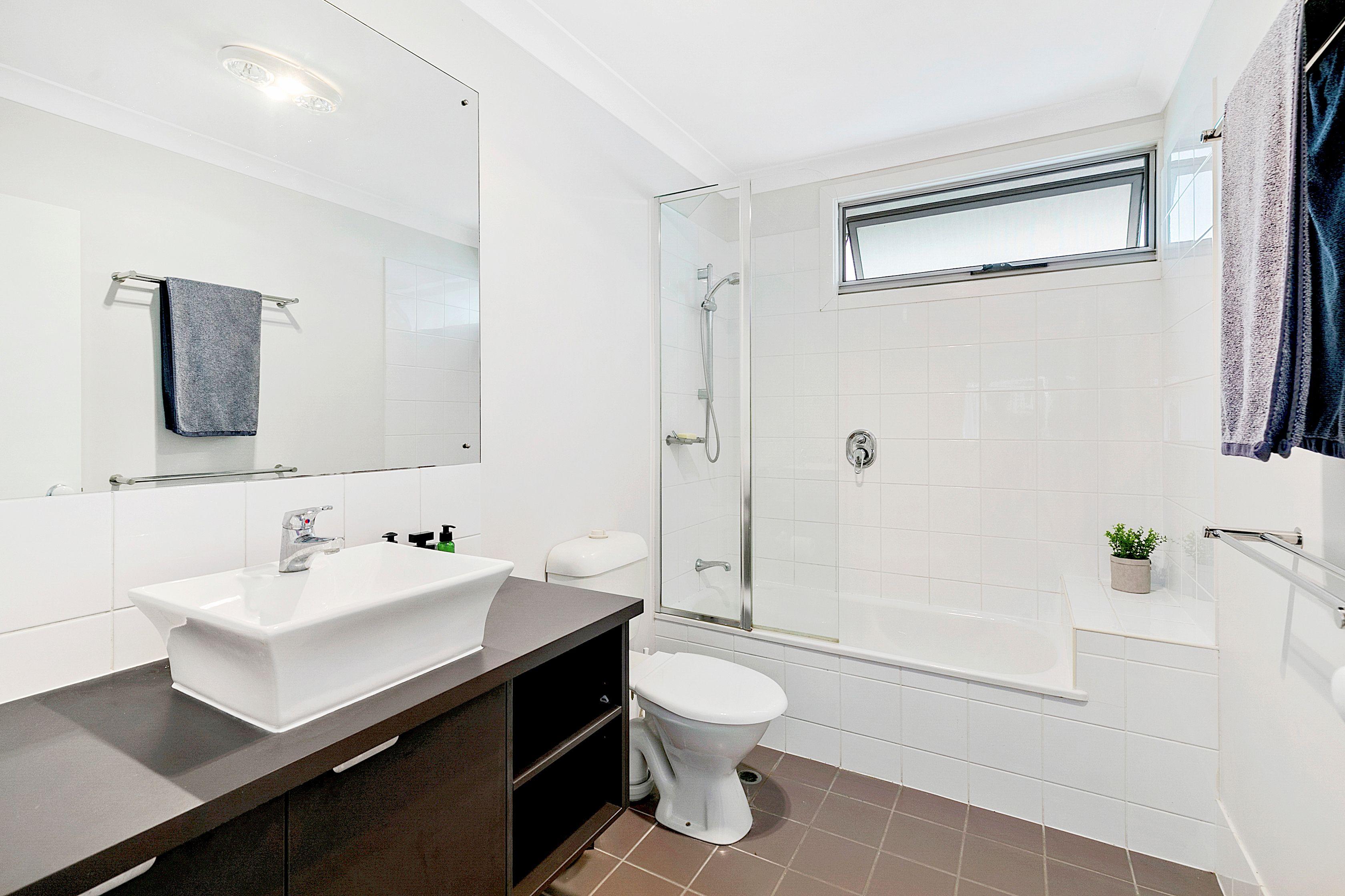 Large Freestanding Townhome, Double Garage plus Courtyard