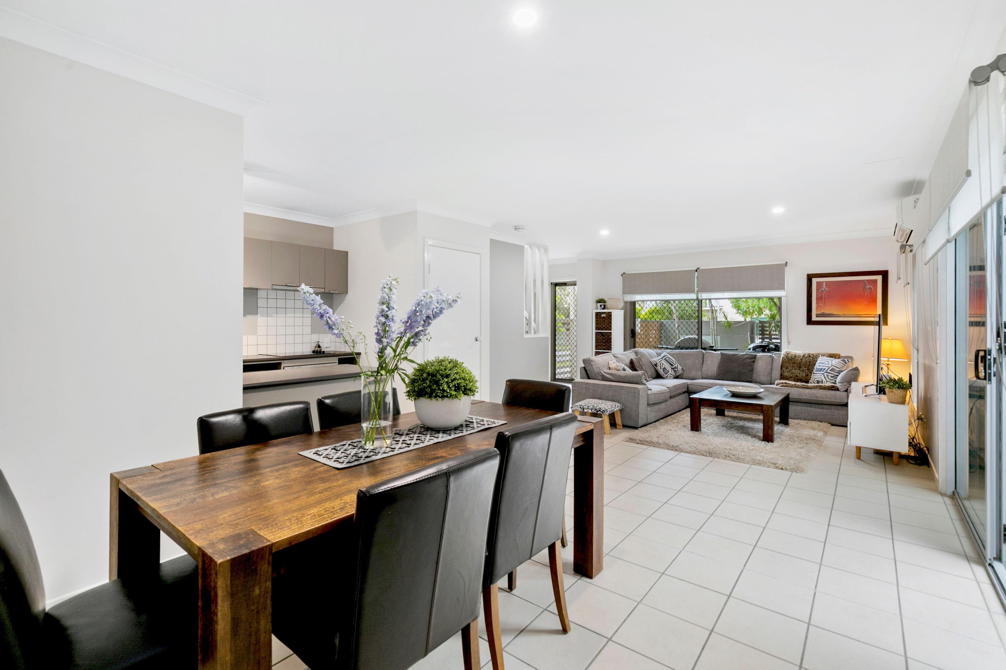 Large Freestanding Townhome, Double Garage plus Courtyard