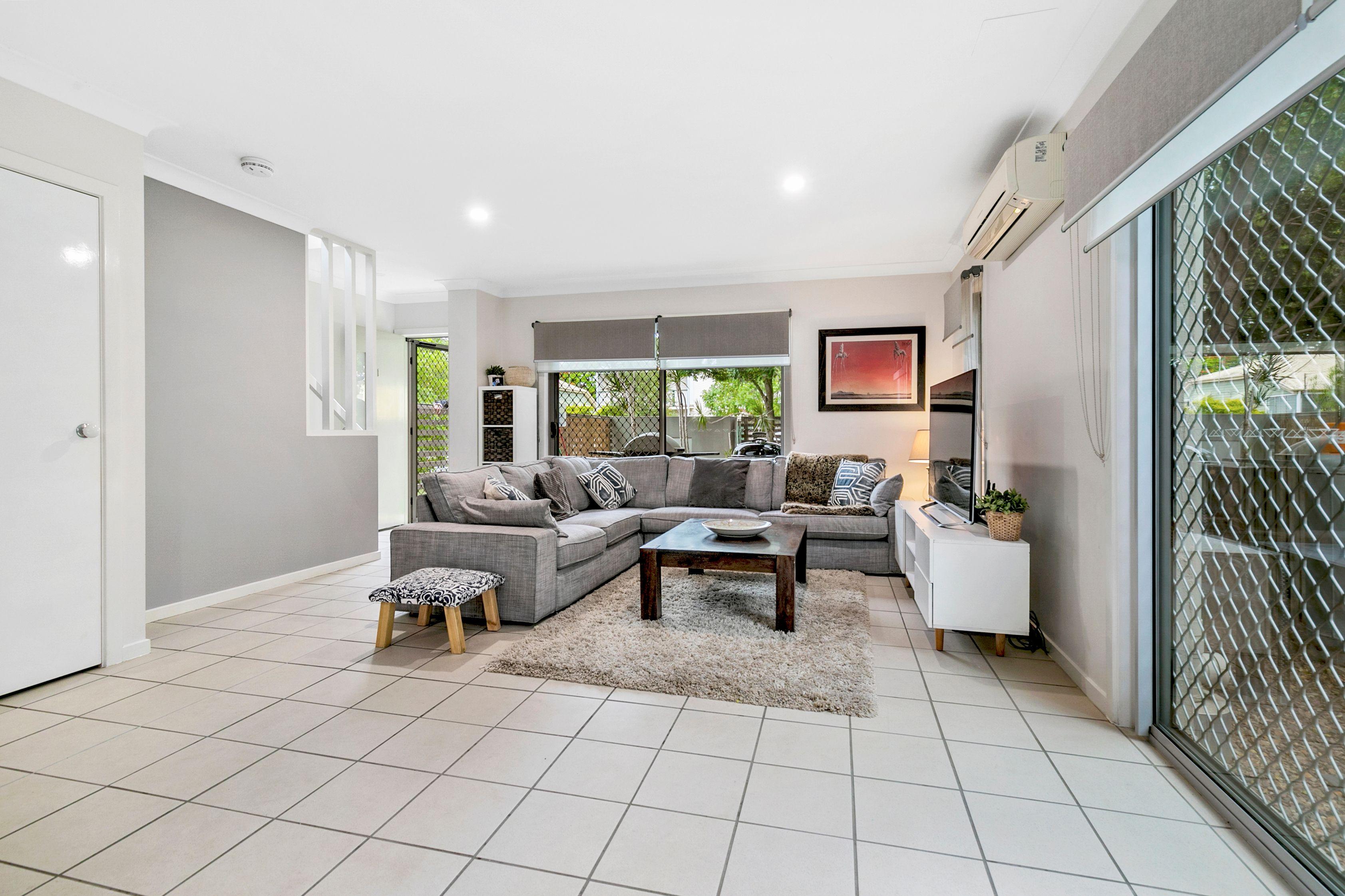 Large Freestanding Townhome, Double Garage plus Courtyard