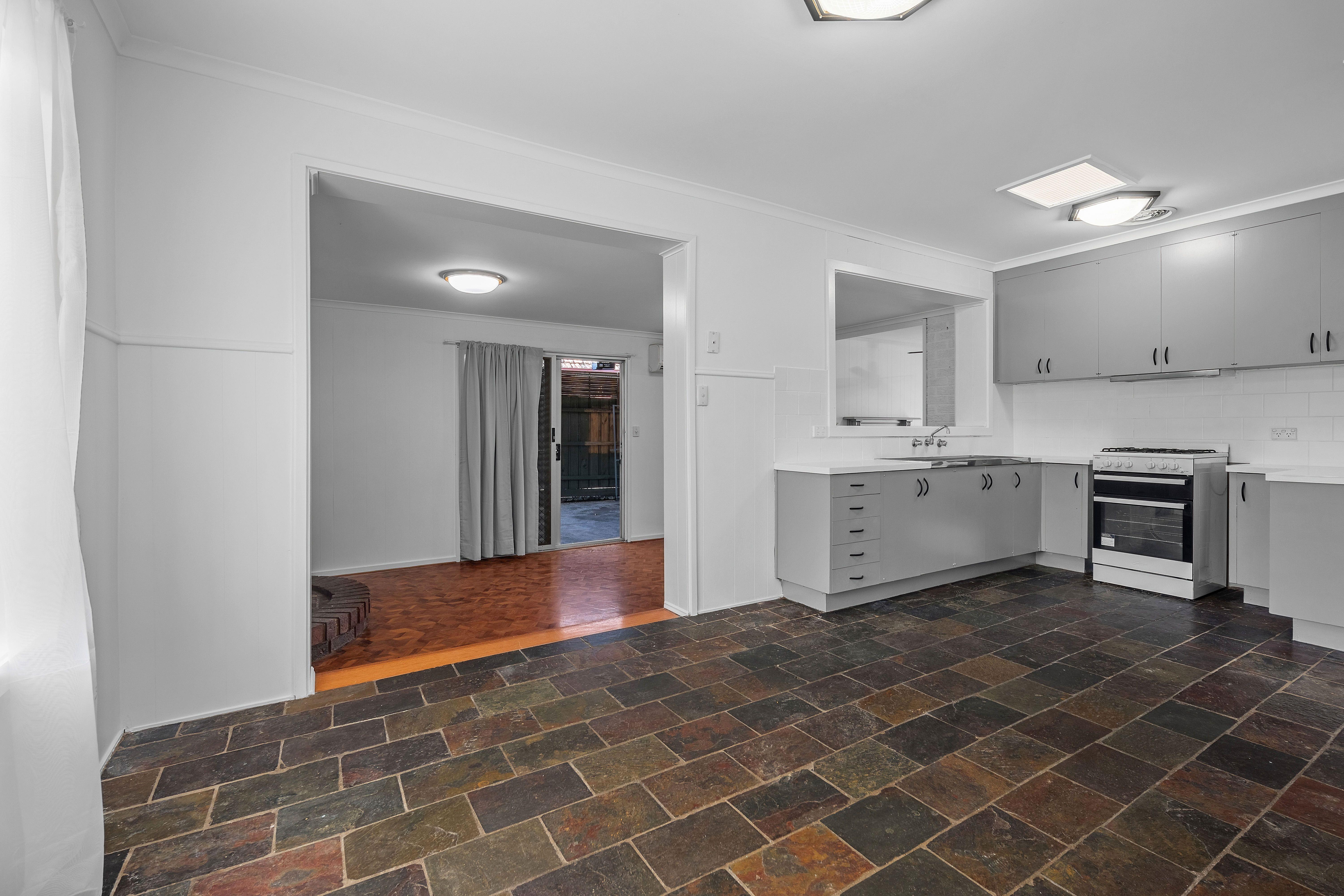 Close to Shops and Schools!