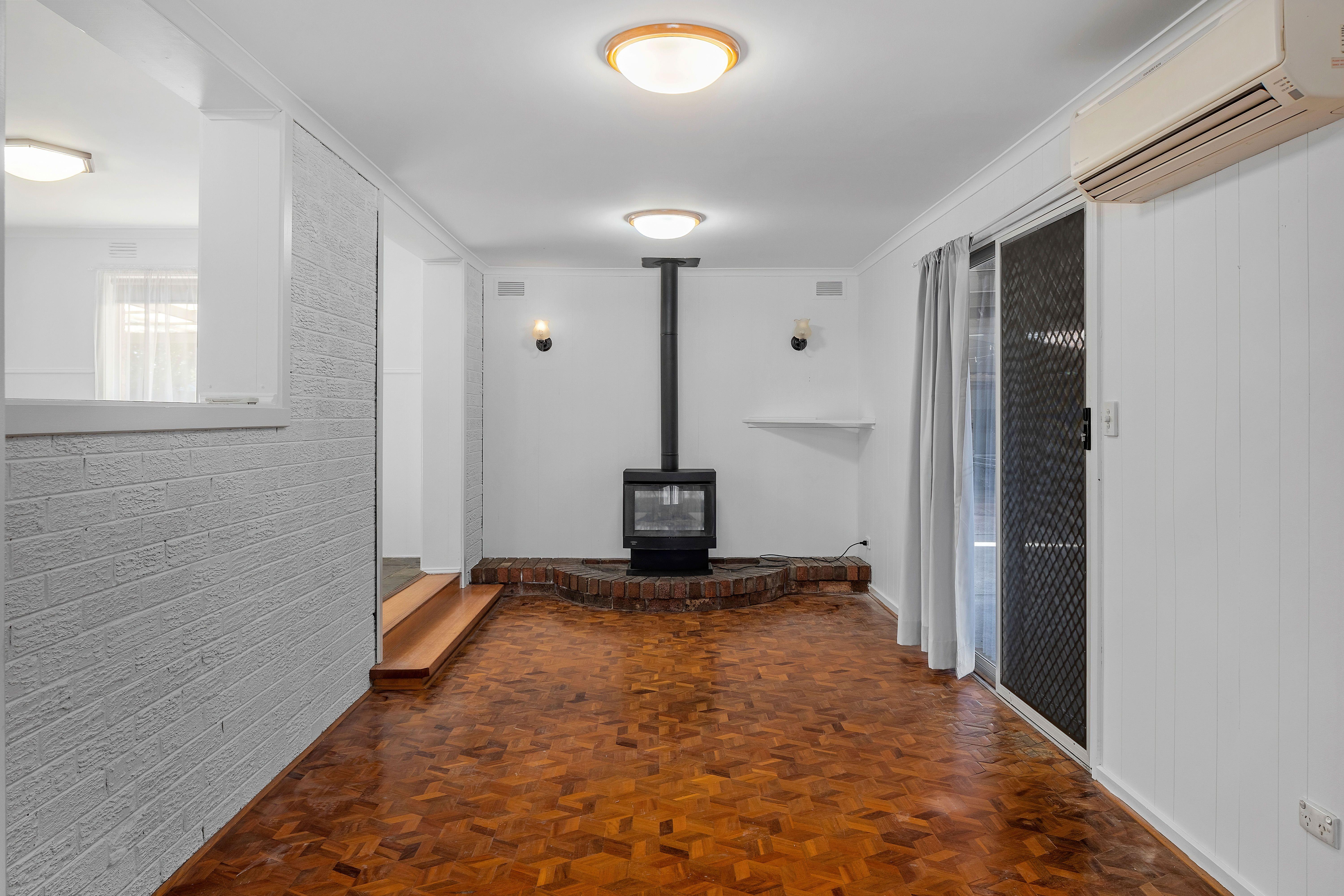 Close to Shops and Schools!