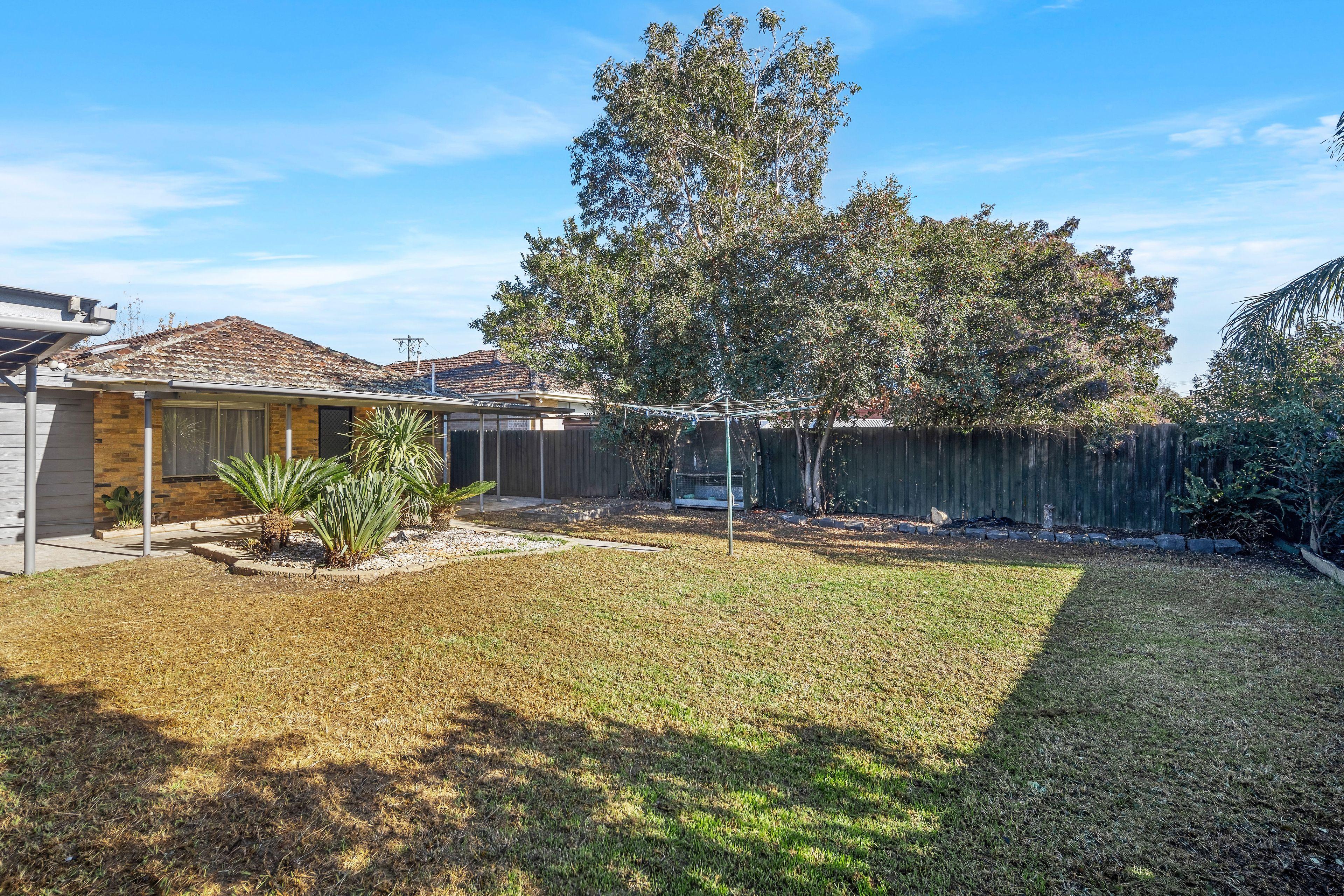 Close to Shops and Schools!